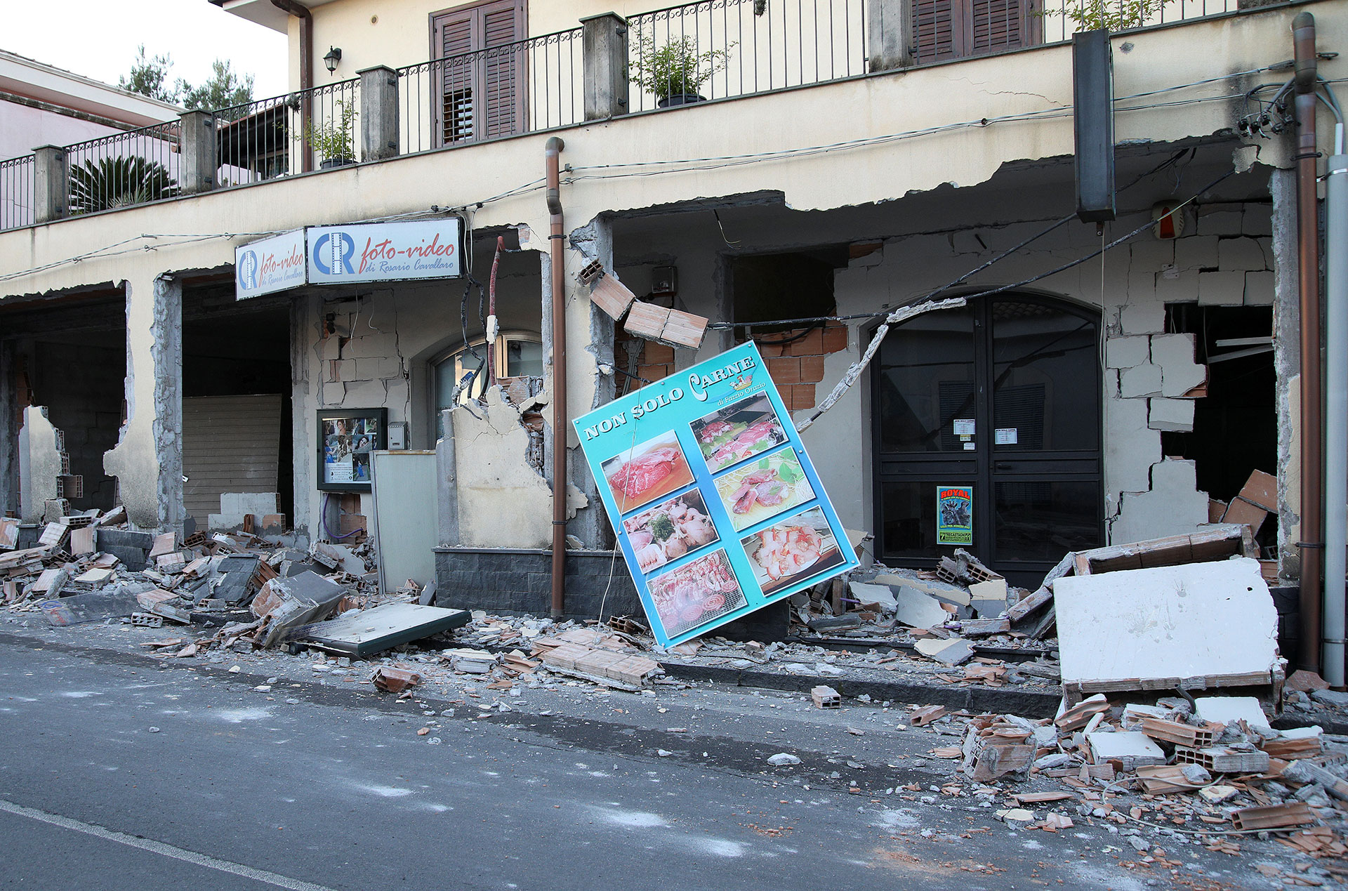 Una tienda, destruida tras el terremoto (Reuters)