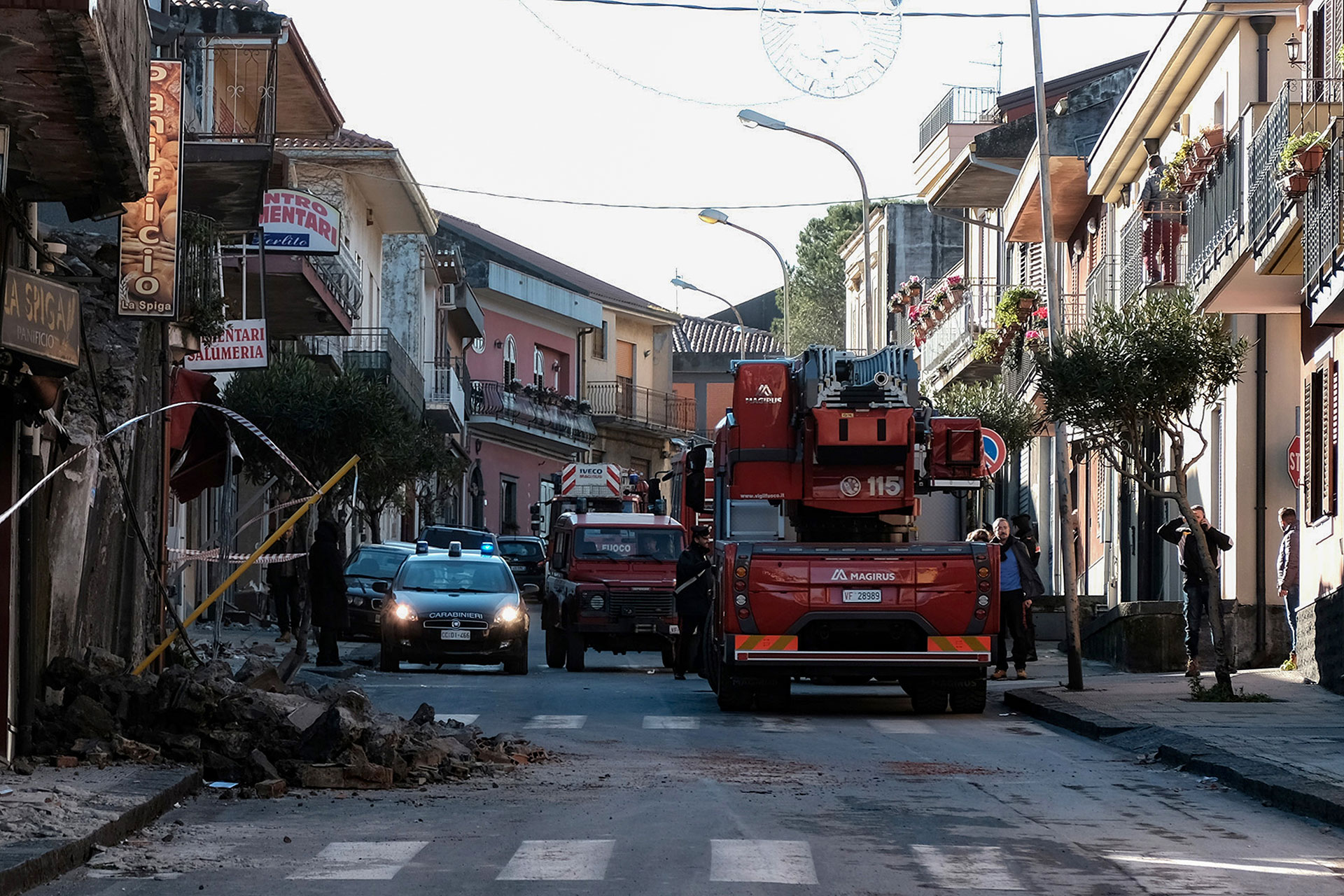 Camiones de bomberos respondieron ante lo sucedido (AFP)