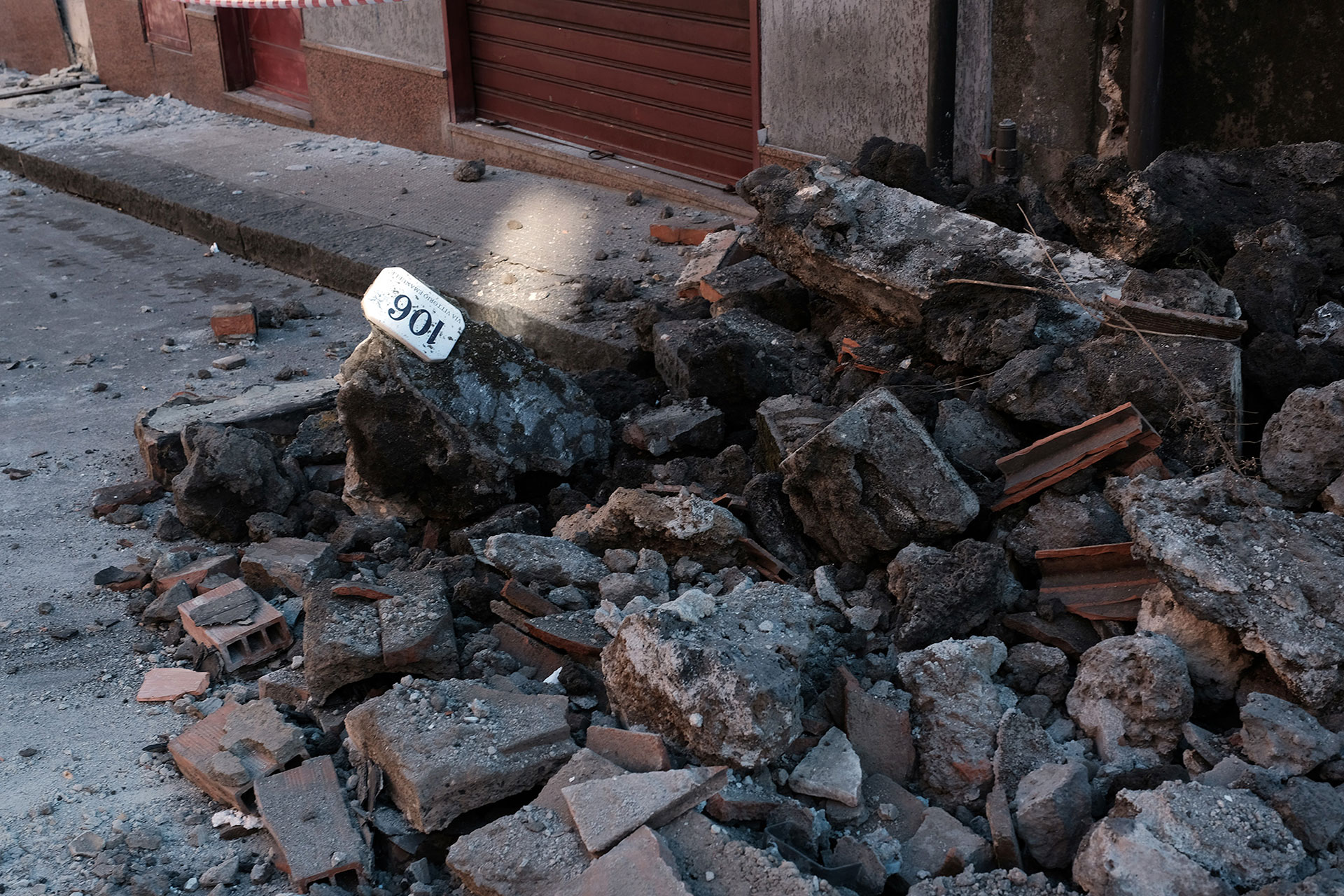 Los escombros se agolpaban en algunas calles (AFP)
