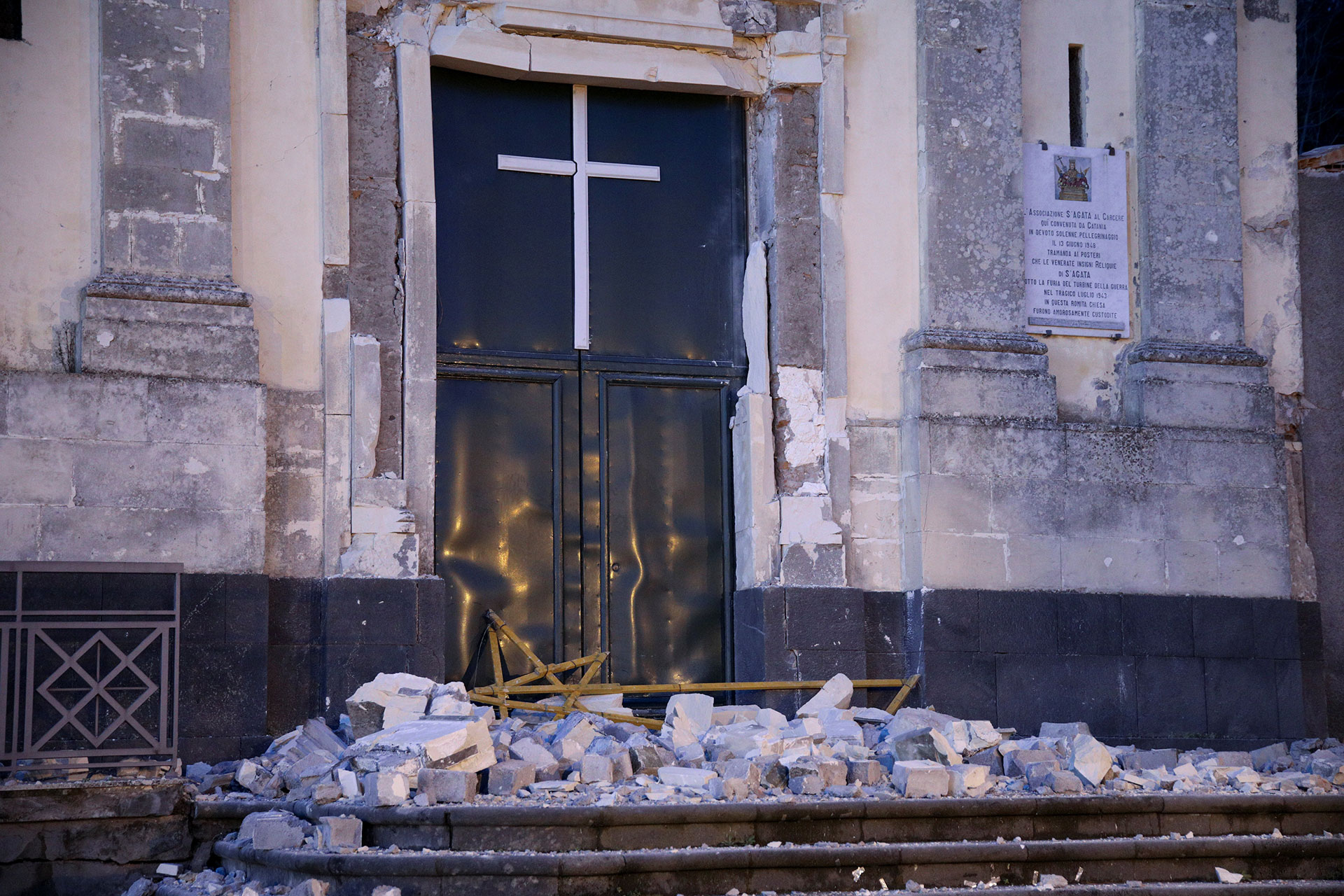 Una iglesia en Catania que resultó dañada (Reuters)