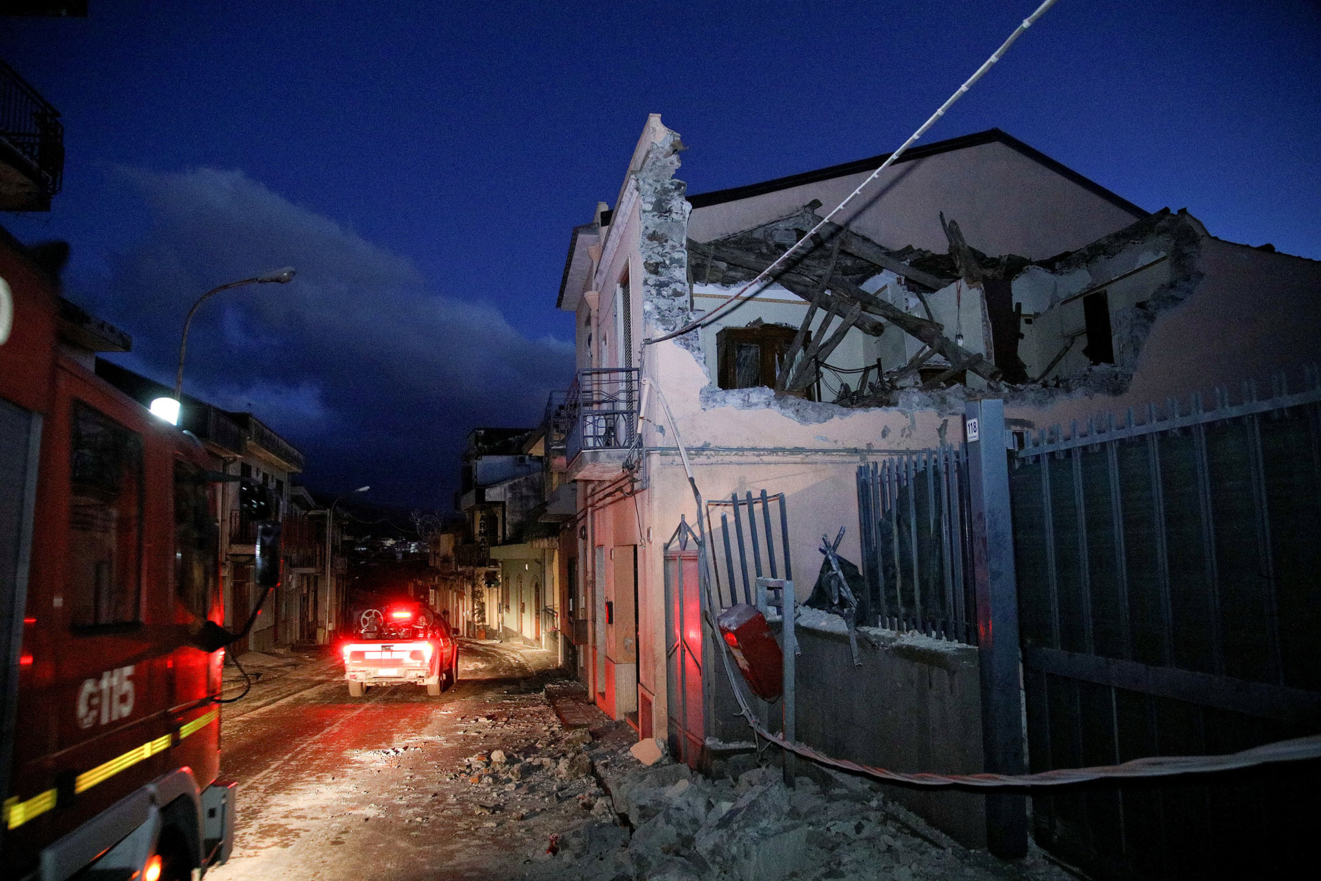 Se registraron derrumbes de edificios antiguos (Reuters)