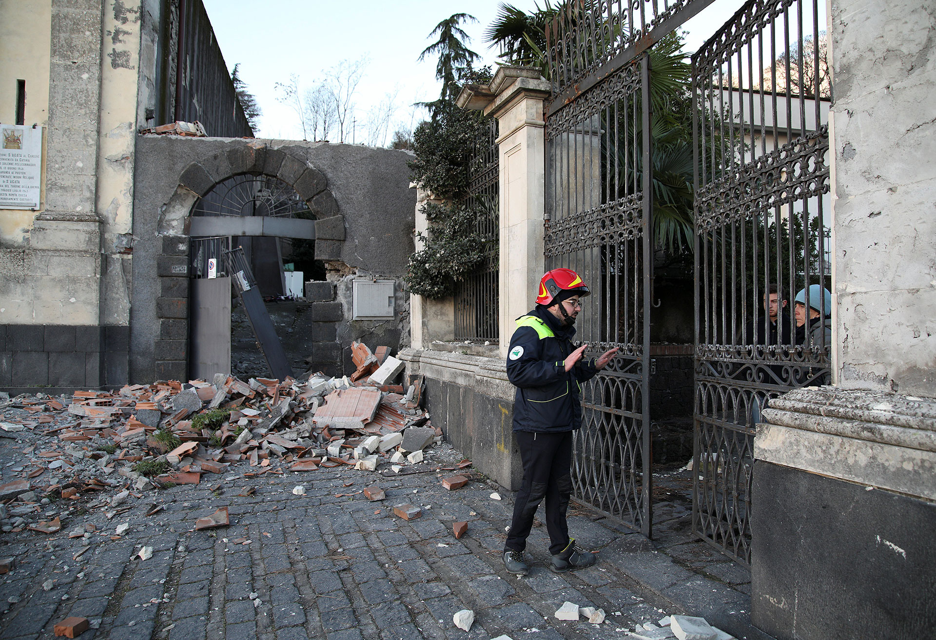 Los equipos de emergencia respondieron de inmediato (Reuters)