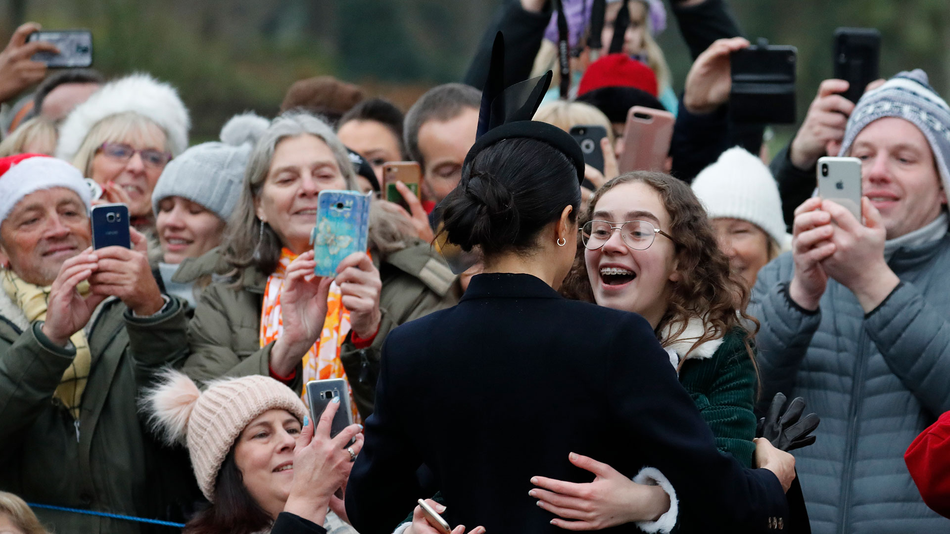 Meghan Markle con su joven fanática de las redes sociales (AP)