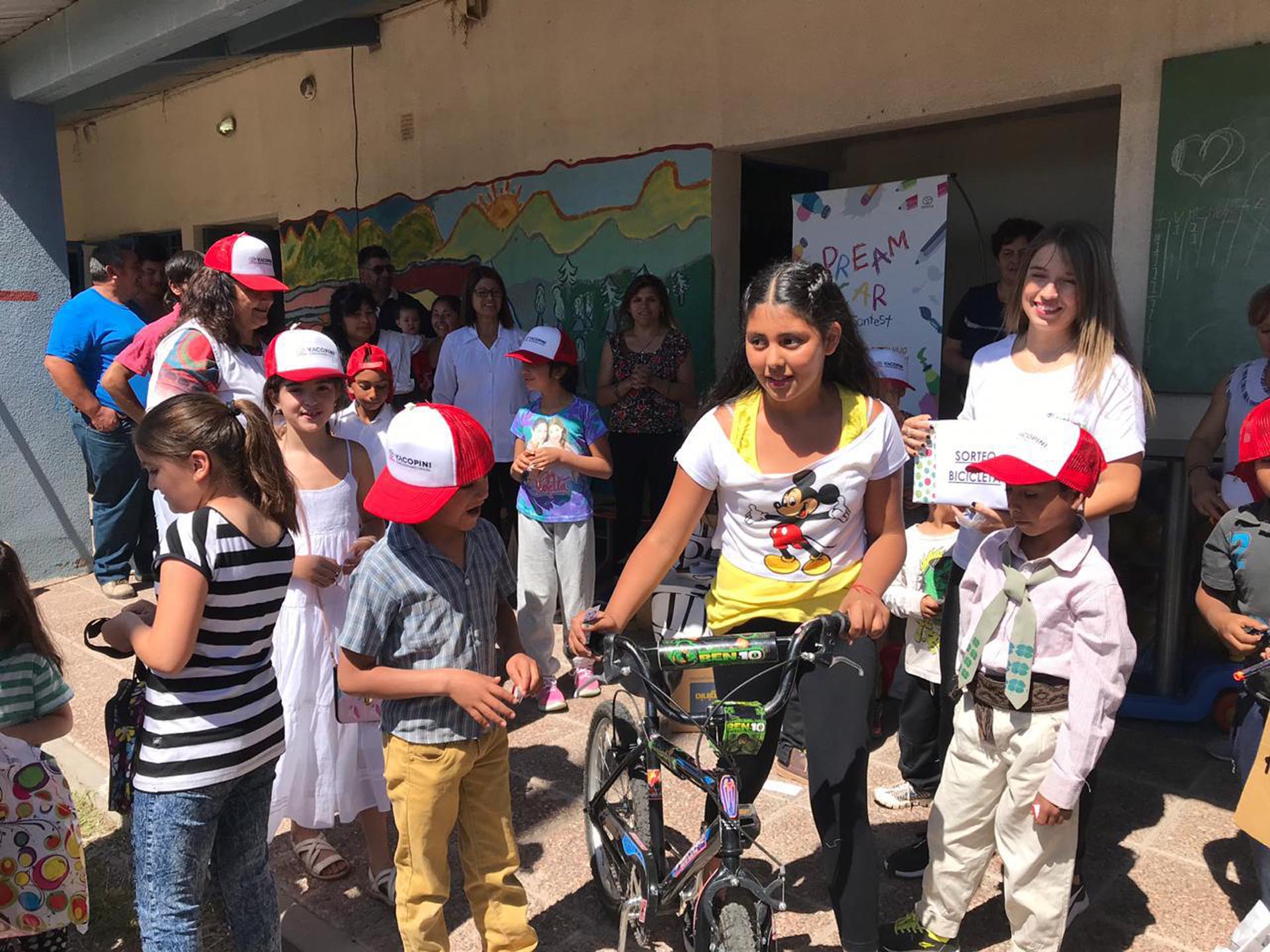 Los chicos de una escuela recibiendo los regalos.