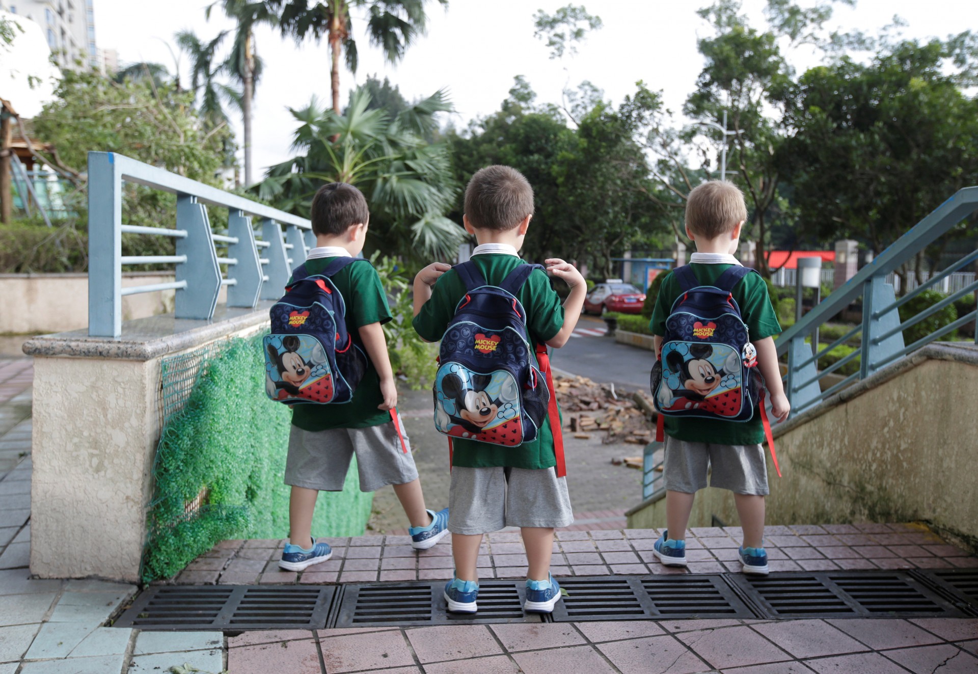 Los hijos de An Hui y Ye Jianbin, An Zhizhong, An Zhifei y An Zhiya, caminan al jardín de niños en Shenzhen.
