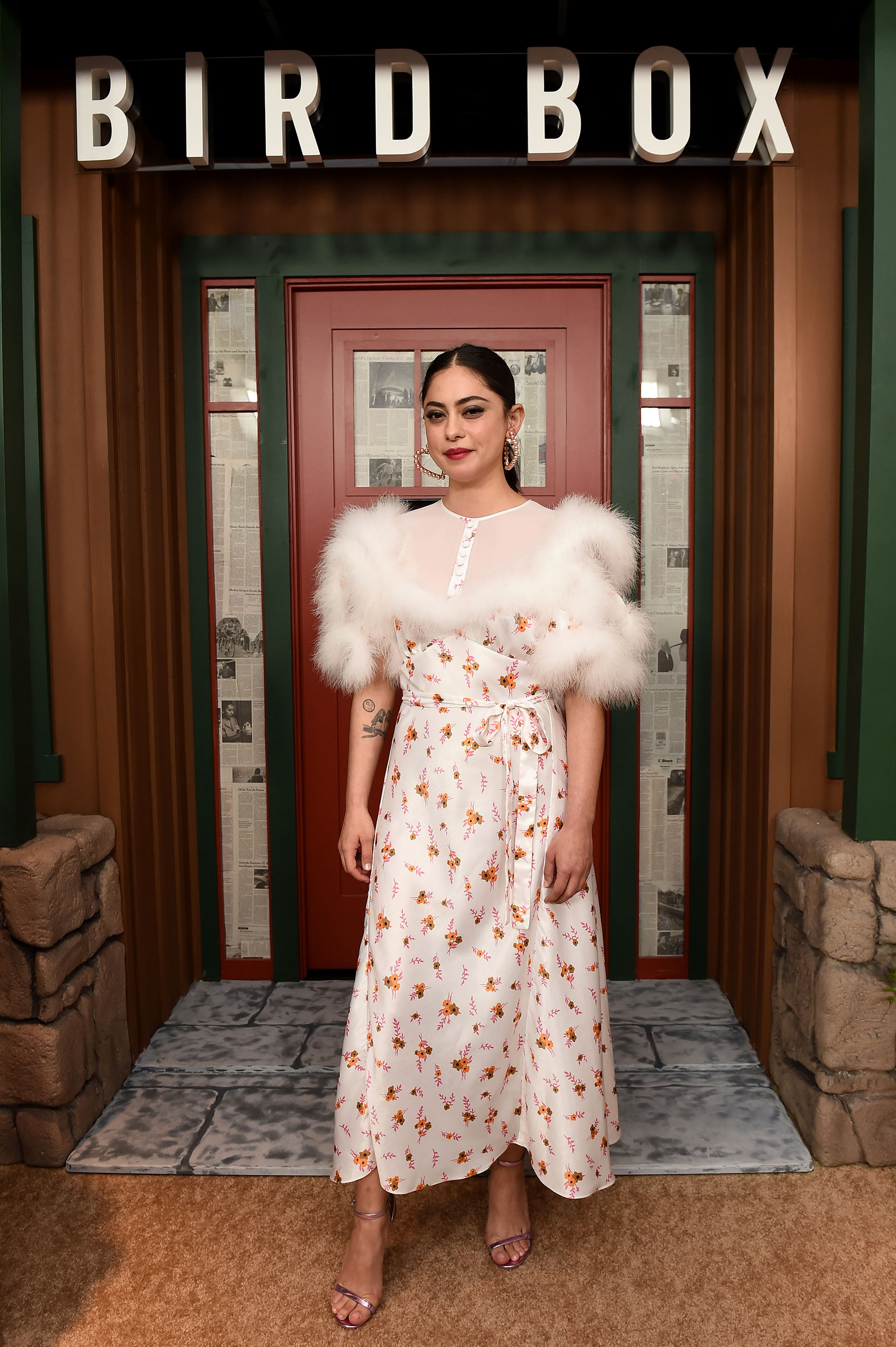 Rosa Salazar lució un vestido con plumas y estampa floral