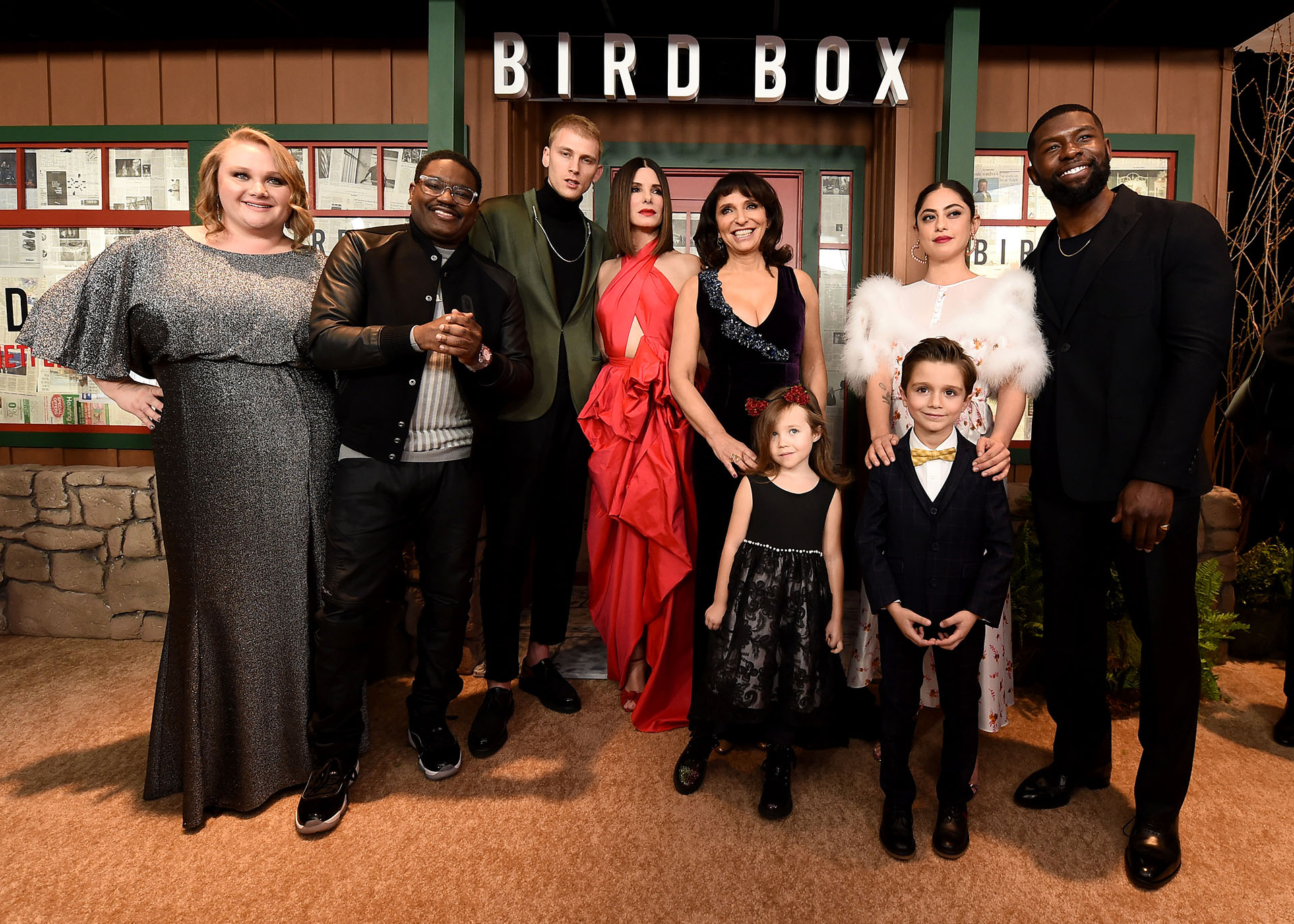 El elenco de la película integrado Danielle Macdonald, Lil Rel Howery, Colson Baker, Sandra Bullock, Susanne Bier, Vivien Blair, Julian Edwards, Rosa Salazar y Trevante Rhodes /// Fotos: AFP