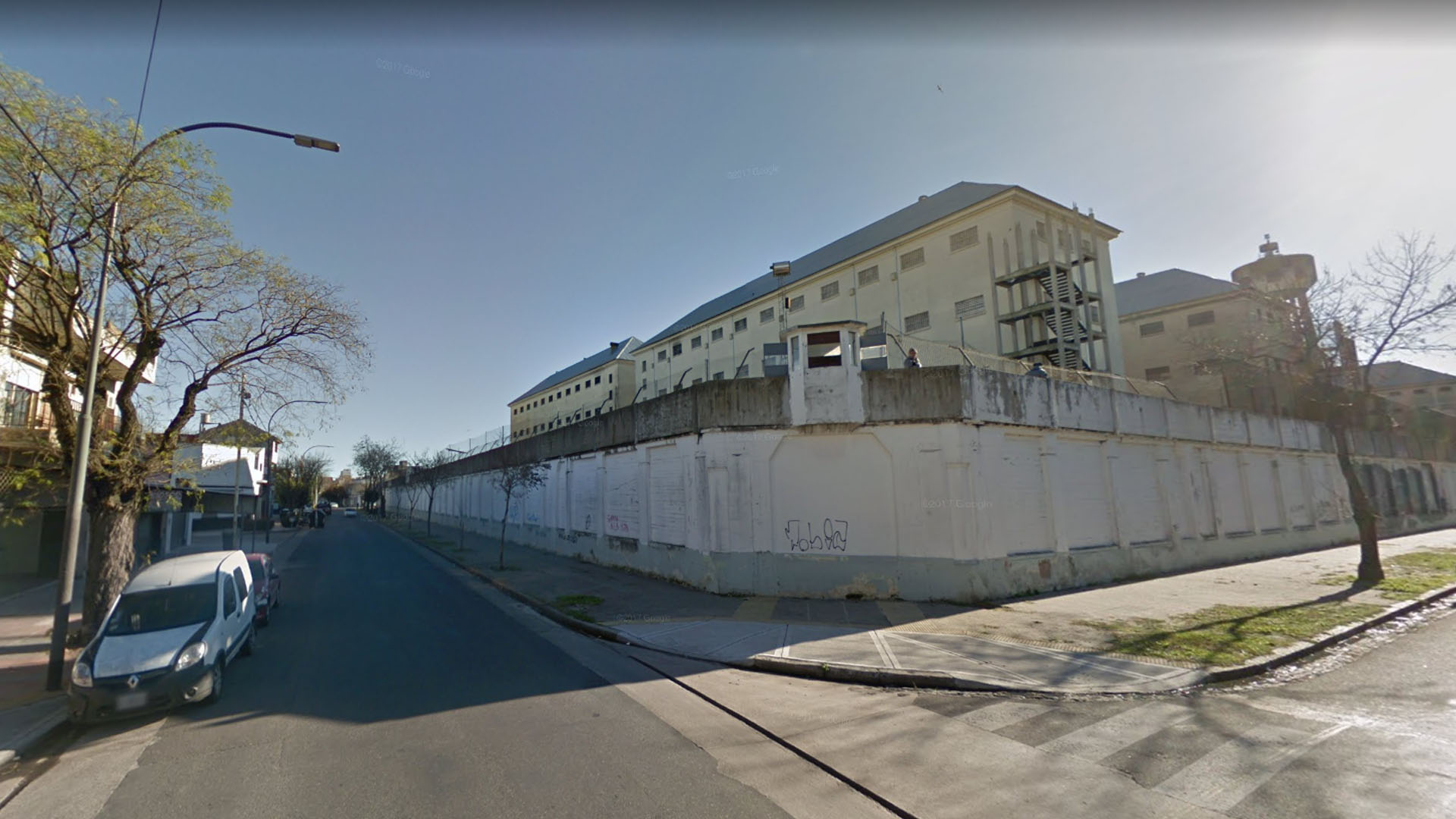 Un preso acusado de intento de homicidio se fugó de la cárcel de Devoto