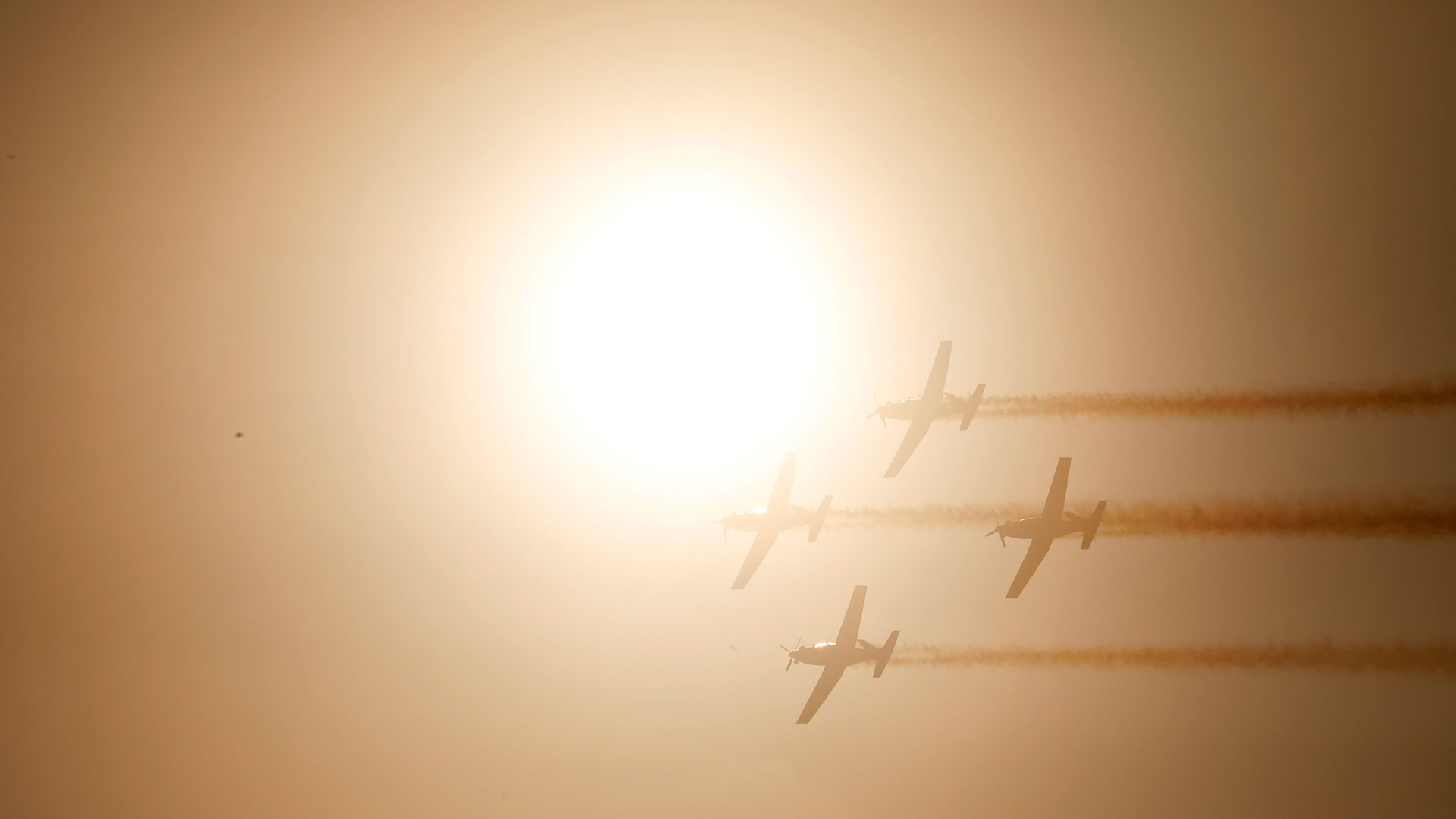Los T-6 vuelan frente al sol (Reuters)