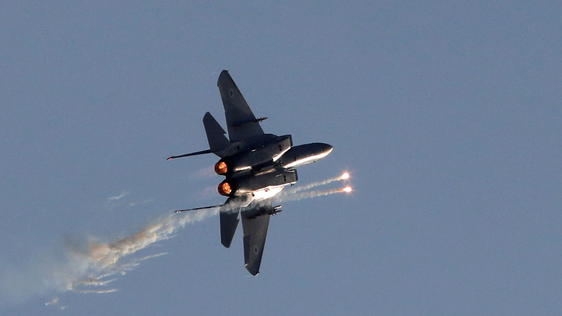 Un McDonnell Douglas F-15E, uno de los pilares de la fuerza aérea israelí, lanzando señuelos para contrarrestar misiles infrarrojos (Reuters)