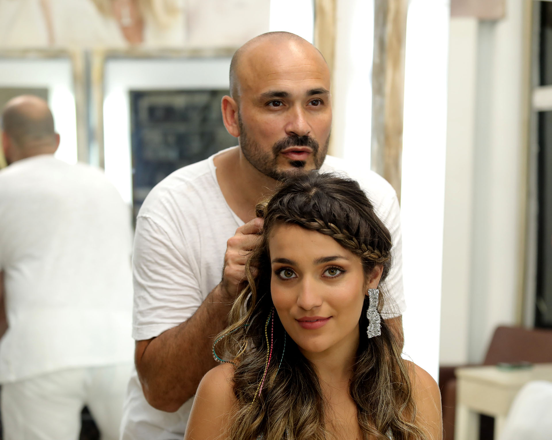Javier Luna y su musa para Año Nuevo, vincha de trenza cocida, una opción ideal para la noche
