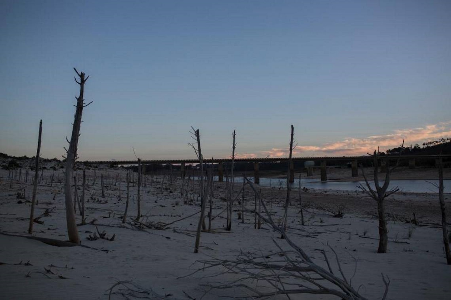Fue la peor sequía de la historia de Ciudad del Cabo, que tuvo que establecer severas restricciones al uso de agua para evitar el corte casi total del suministro
