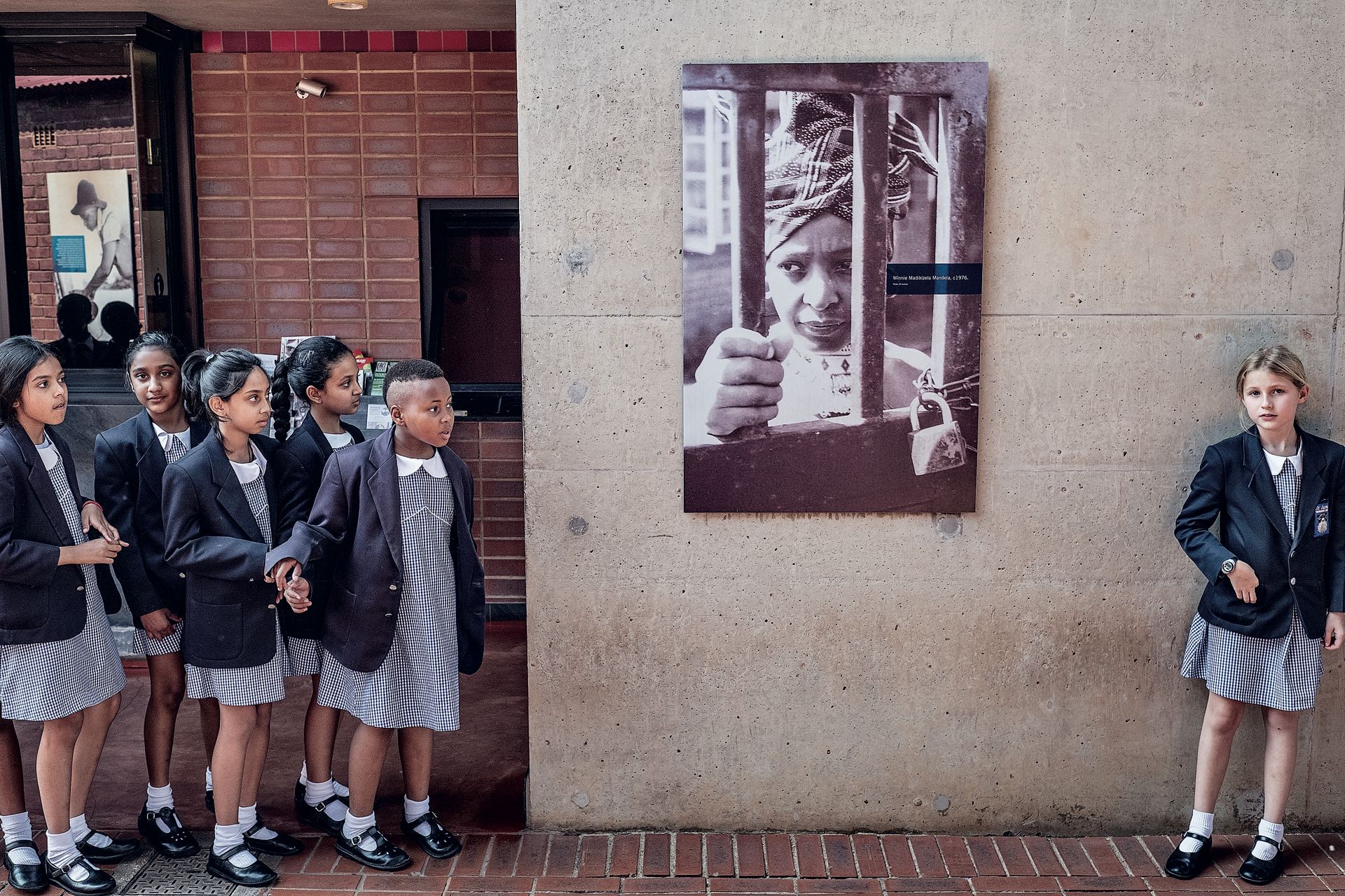 Abril. La muerte de Winnie Mandela –esposa del legendario Nelson Mandela–, ocurrida el 2 de abril, provocó conmoción en Sudáfrica. En un país atravesado por las más deleznables prácticas racistas, la imagen de esta mujer que se plantó contra el Apartheid es una de las más fuertes de esa región. Su casa de Soweto llamó la atención de estas niñas que hoy, afortunadamente, parecen vivir una realidad distinta.