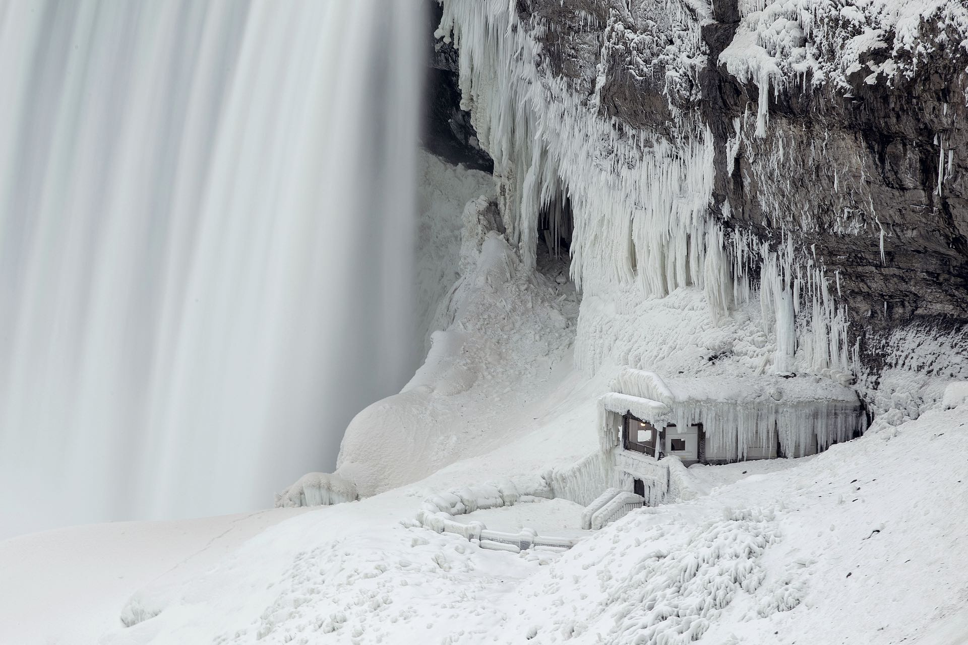 Enero. La terrible ola de frío que azotó a los Estados Unidos y Canadá causó estragos, dañó propiedades y mató a una veintena de personas. También brindó paisajes inéditos, como esta postal de las Cataratas del Niágara, donde el termómetro rondó los diez grados bajo cero. En Minnesota llegó a hacer -40º. Resultado del calentamiento global que, increíblemente, hombres poderosos todavía niegan.