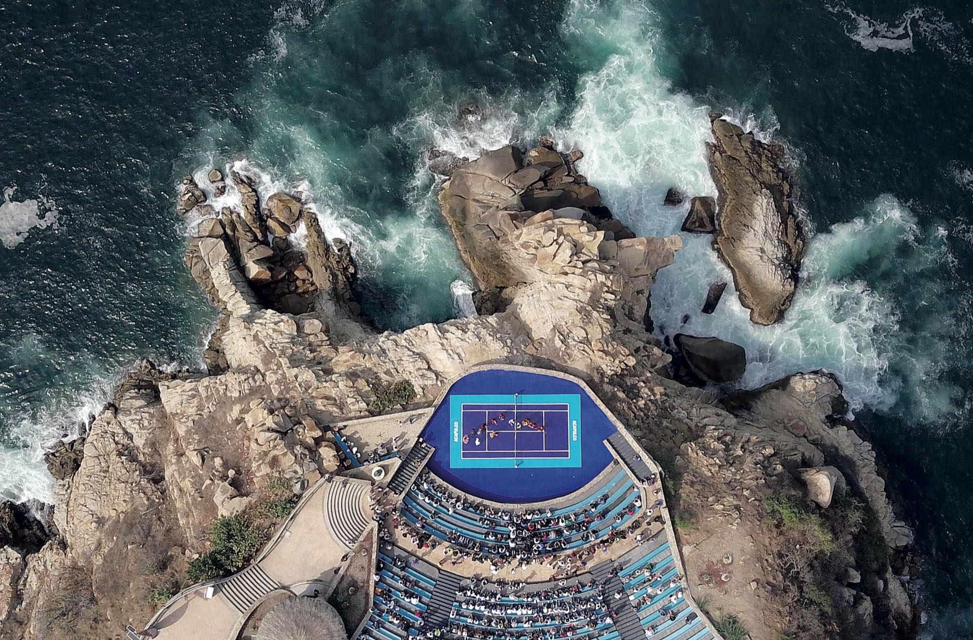 Febrero. Mientras estallaban las olas contra el acantilado de 45 metros de altura –en La Quebrada, uno de los lugares más hermosos de Acapulco–, el austríaco Dominic Thiem y el alemán Alexander Zverev no reparaban en el abismo. Estaban concentrados, jugando un match amistoso en el anfiteatro Sinfonía del Mar. El tenis, la excusa perfecta…