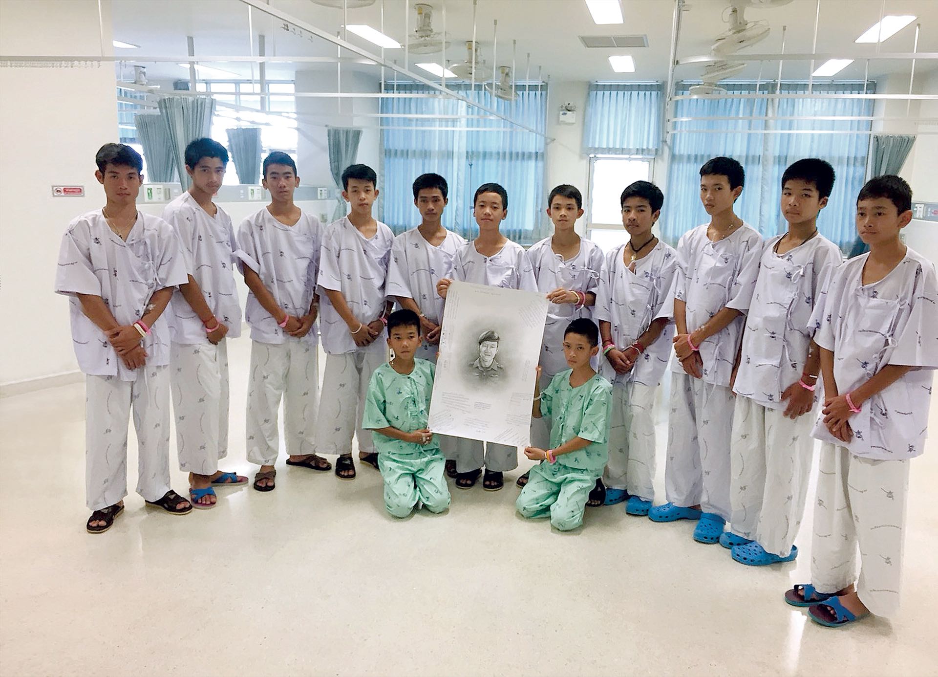 Julio. El caso ocupó las portadas de todo el mundo: doce chicos pertenecientes a un equipo de fútbol quedaron atrapados en una caverna al norte de Tailandia. Durante 18 días permanecieron allí, sin saber qué desenlace tendría la historia. Finalmente pudieron salir sanos y salvos, pero un rescatista –Saman Kunan, de 38 años– falleció durante el operativo. Este fue el homenaje que le brindaron.