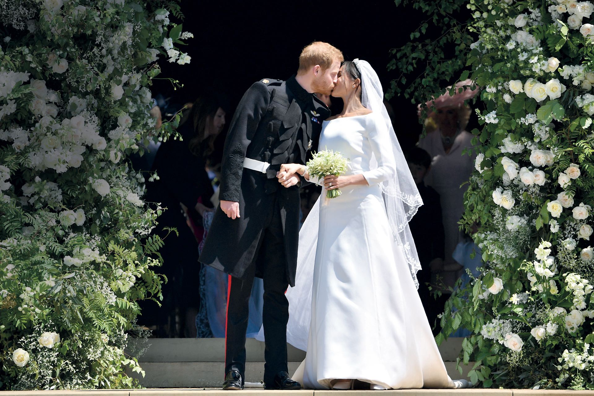Mayo. La alta sociedad británica esperaba este beso: el príncipe Harry (duque de Sussex) y Meghan Markle (famosa exactriz estadounidense) finalmente pasaron por el altar en la capilla de San Jorge, como corresponde a la tradición. El sábado 19 sellaron su compromiso ante una audiencia global de 100 millones de personas.