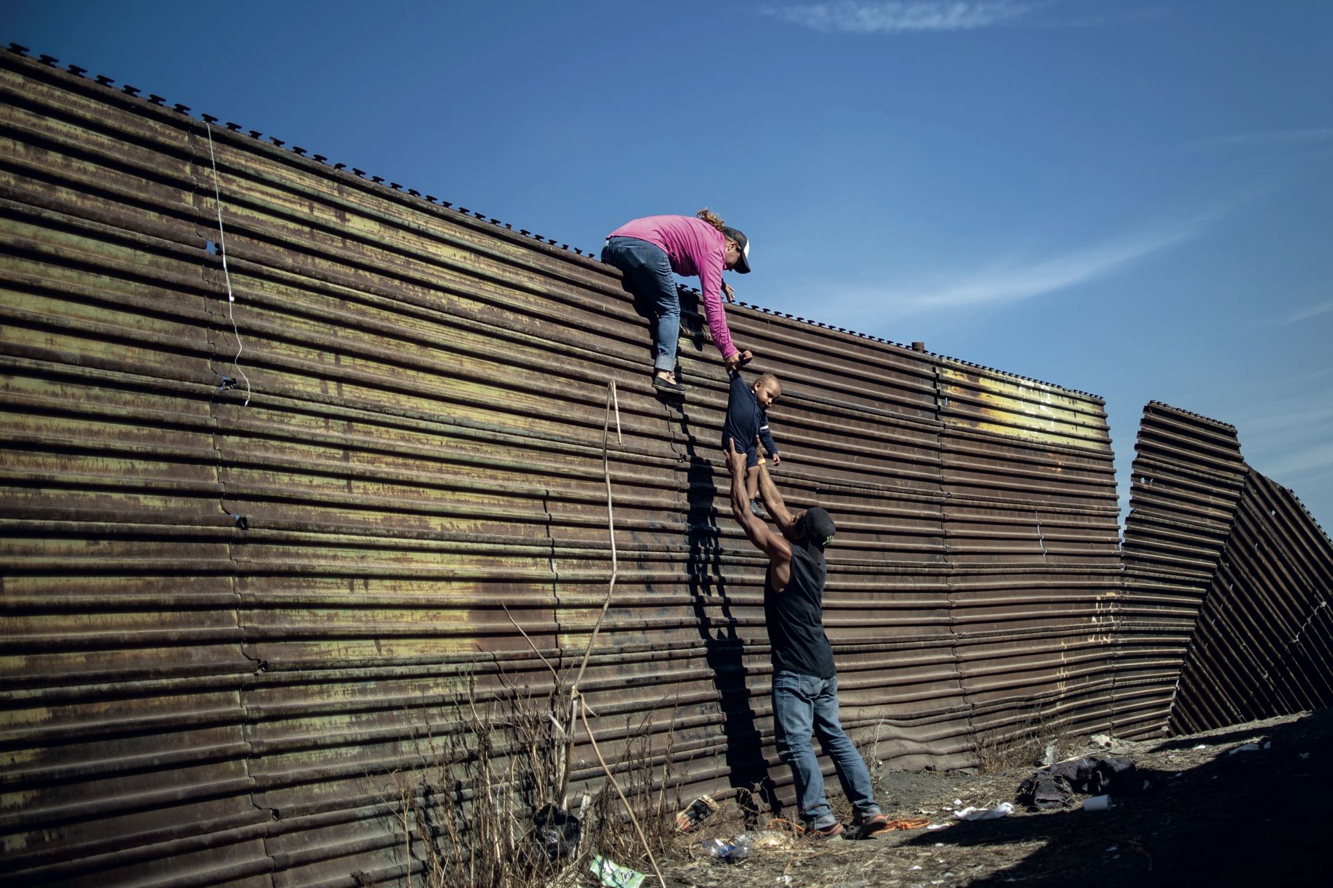 Noviembre. Las interminables caravanas que partieron desde América Central con seres humanos desesperados que huían de la violencia y la exclusión recorrieron miles de kilómetros hasta llegar a Tijuana, en la frontera México-Estados Unidos. Muchos siguen allí, en un limbo angustiante, ante el icónico muro, una herida abierta entre ambos países.