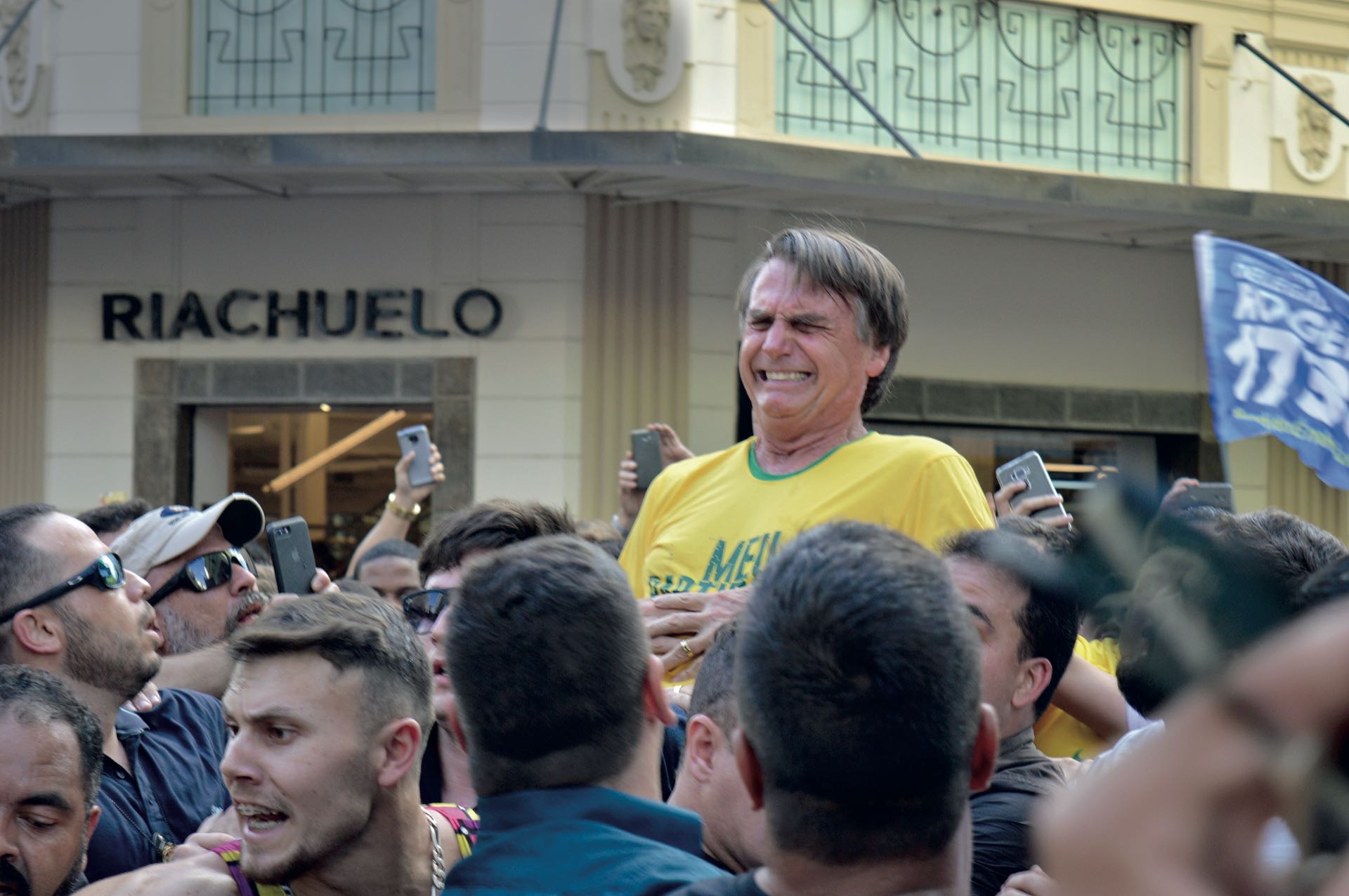 Septiembre. En plena campaña, en un Brasil conmocionado como pocas veces, Jair Bolsonaro –entonces, candidato de la ultraderecha; hoy, presidente electo– recibió una puñalada en el abdomen. Tuvo heridas en un pulmón, el hígado y el intestino, por lo que perdió mucha sangre, pero logró sobrevivir. Este 1º de enero asumirá el mando, mientras América Latina lo mira con recelo. el poder.