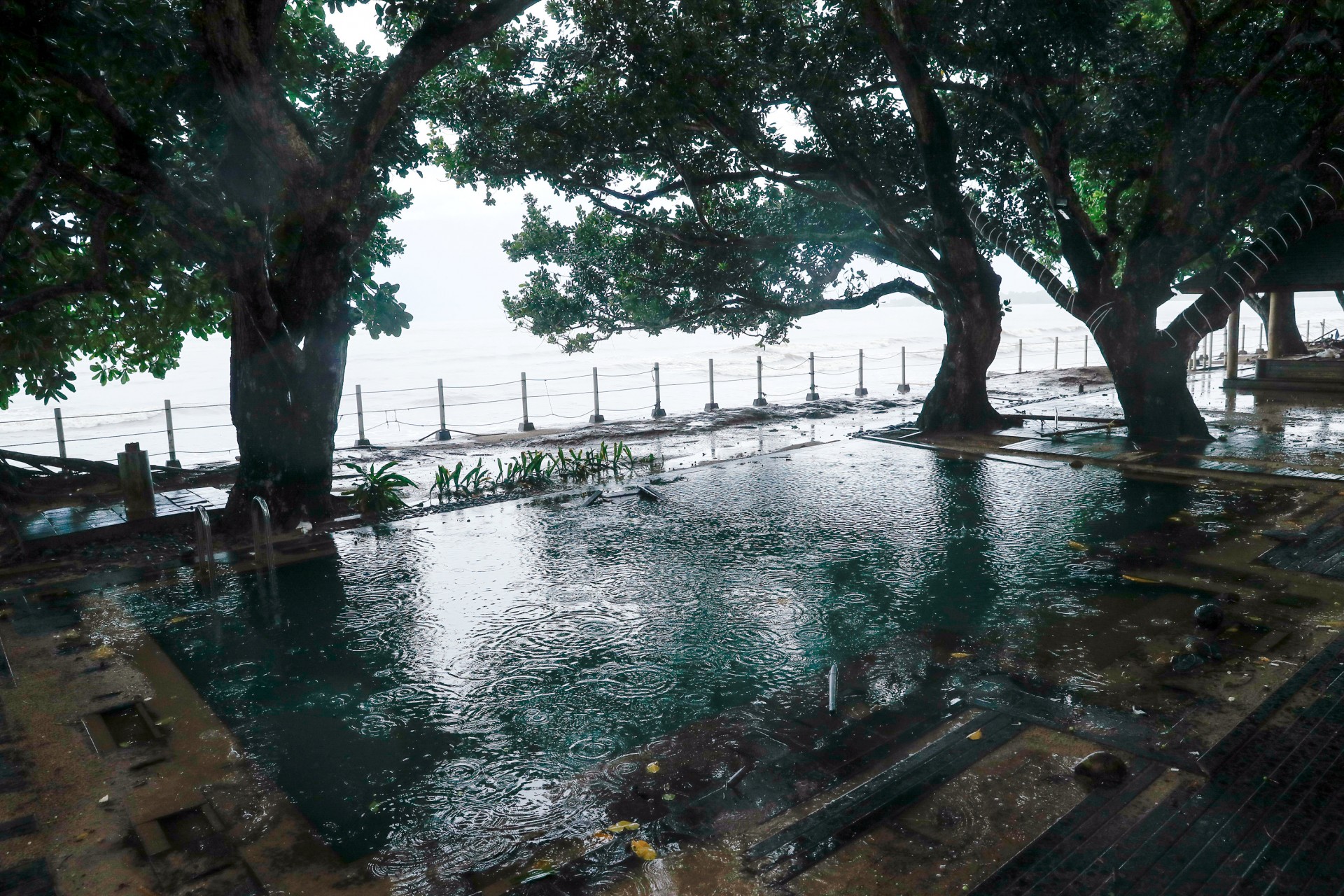 Una piscina golpeada por el tsunami se representa en un hotel cerca de la playa Carita en Pandeglang, provincia de Banten, Indonesia, 24 de diciembre de 2018.