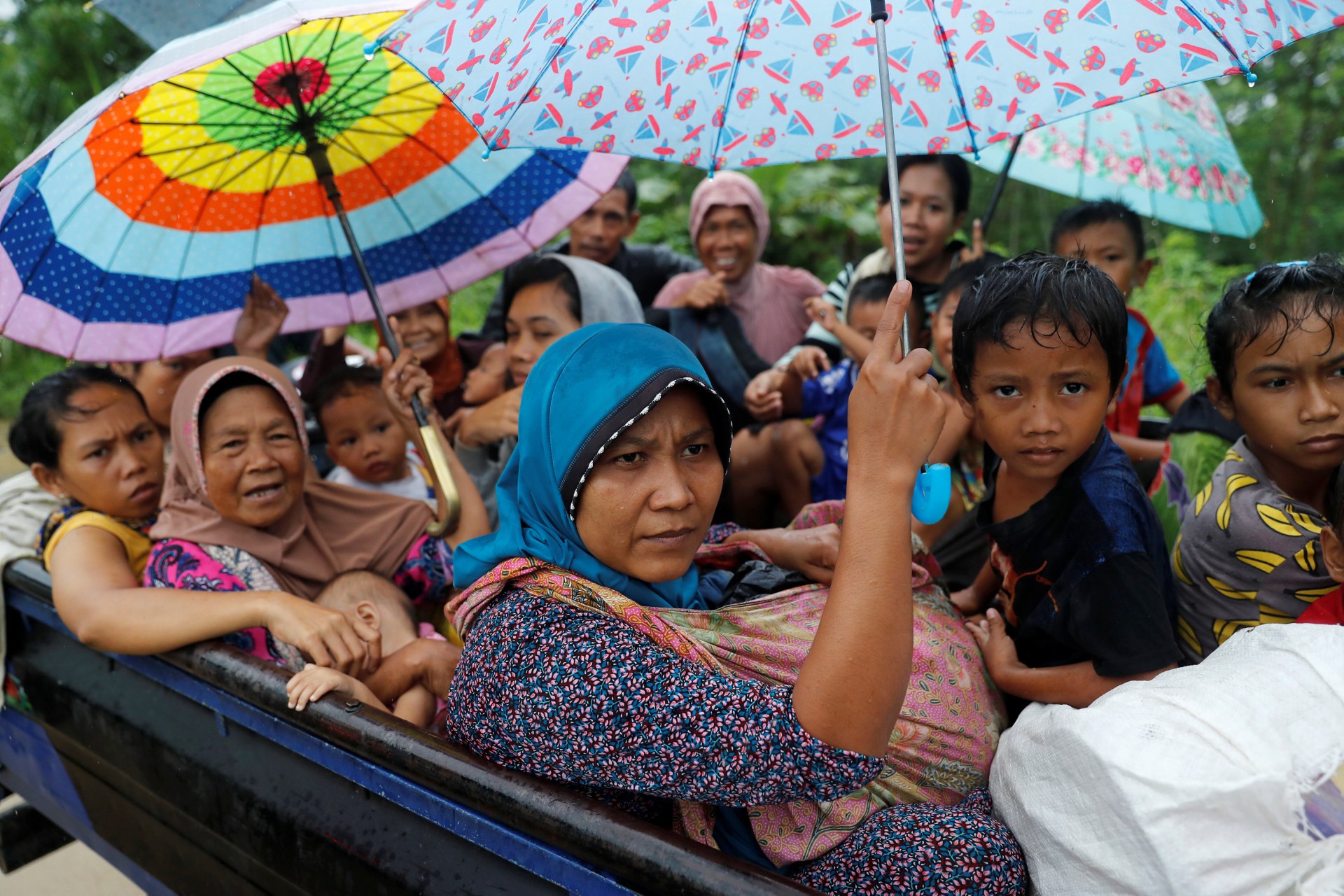 Las personas son evacuadas después de un tsunami, en Sumur, provincia de Banten, Indonesia, 26 de diciembre de 2018.