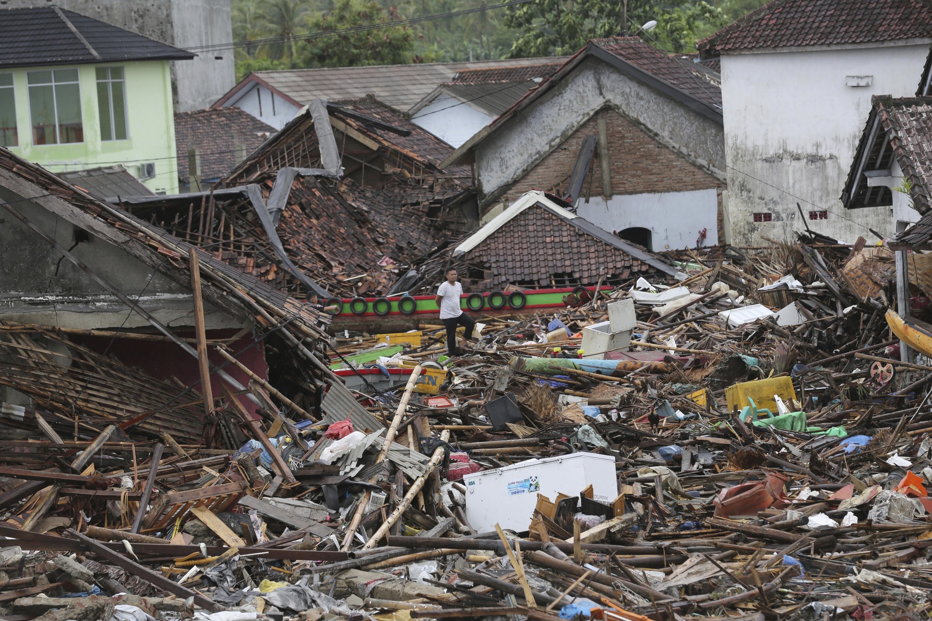 Un hombre inspecciona los daños en una aldea devastada por el tsunami en Sumur, Indonesia, el martes 25 de diciembre de 2018.