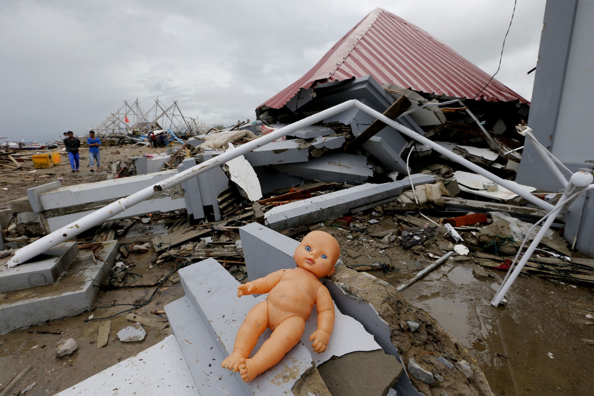 Una muñeca descansa frente a una casa dañada después del tsunami en Sumur, Indonesia, el martes 25 de diciembre de 2018.