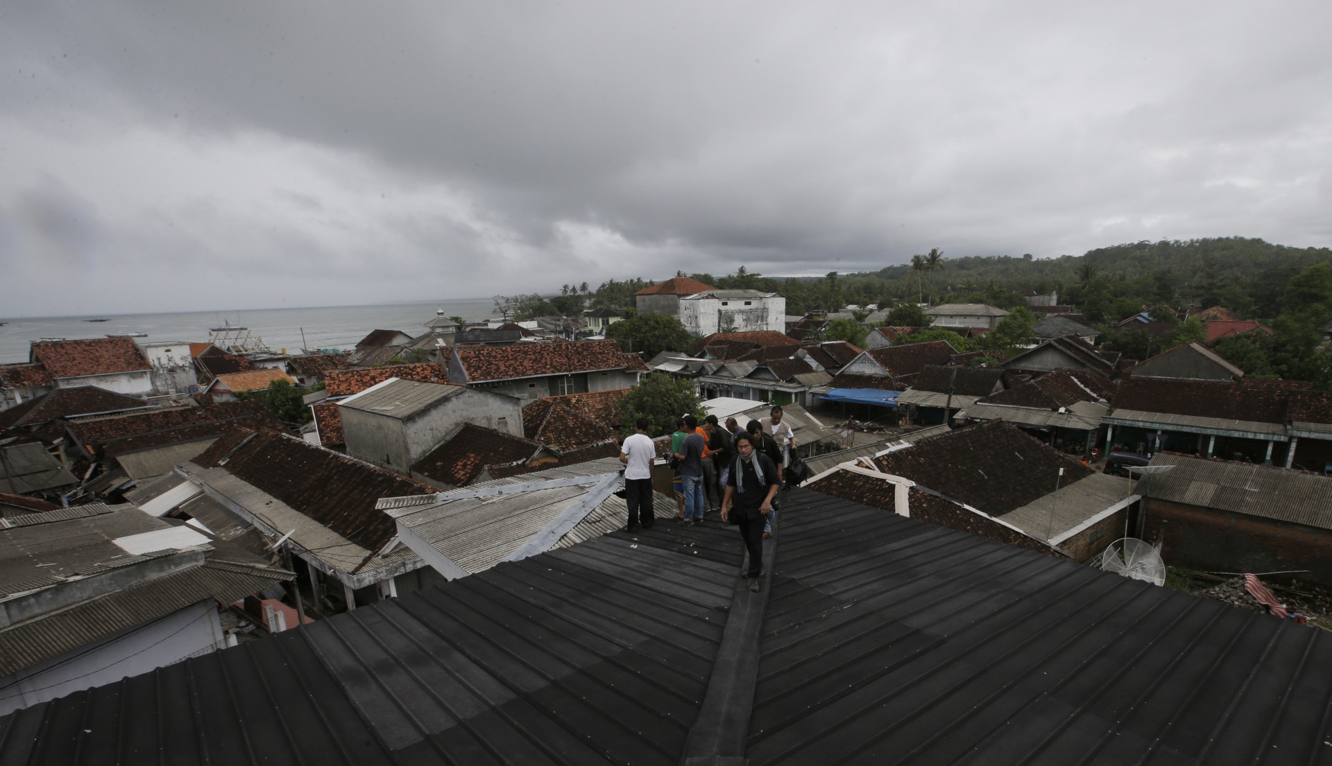 La gente temida por el tsunami se refugia en la parte superior de una mezquita en la aldea de Sumur, Indonesia, el martes 25 de diciembre de 2018.