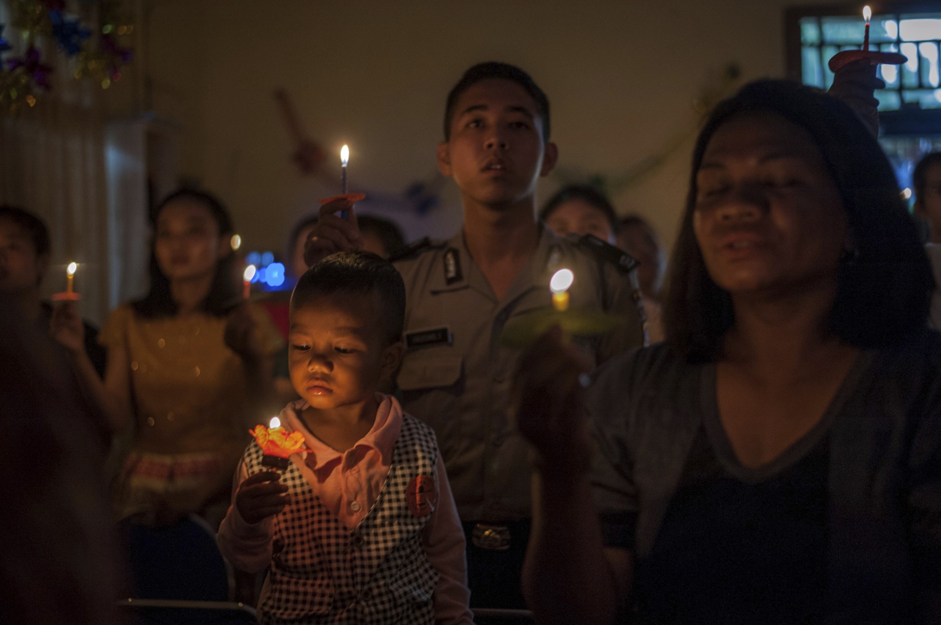 Las personas asisten a un servicio de Navidad en la Iglesia Pentecostal Rahmat en Carita, Indonesia, el martes 25 de diciembre de 2018.