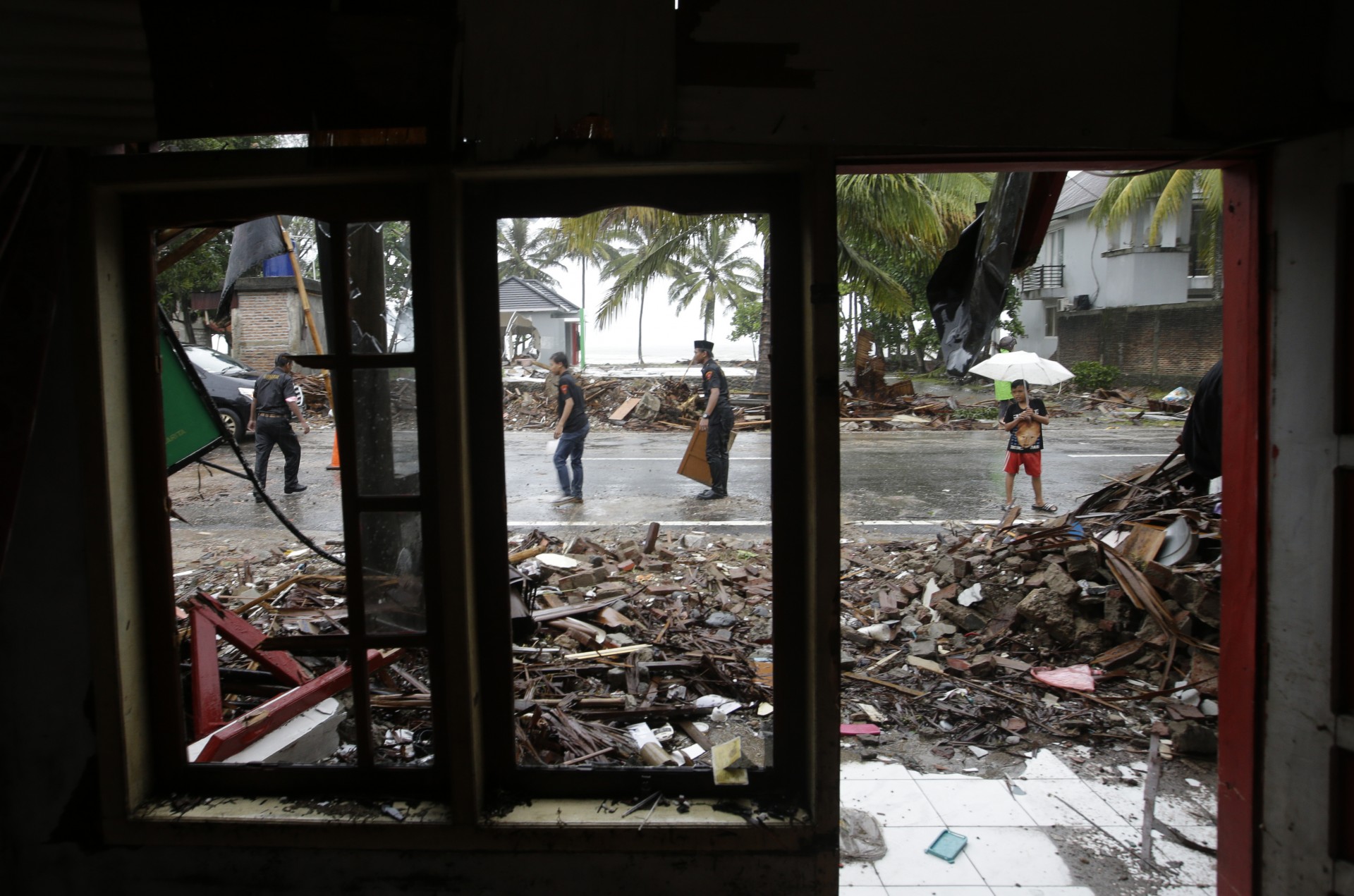 Los voluntarios limpian los escombros en la calle después del tsunami en Carita, Indonesia, el miércoles 26 de diciembre de 2018.
