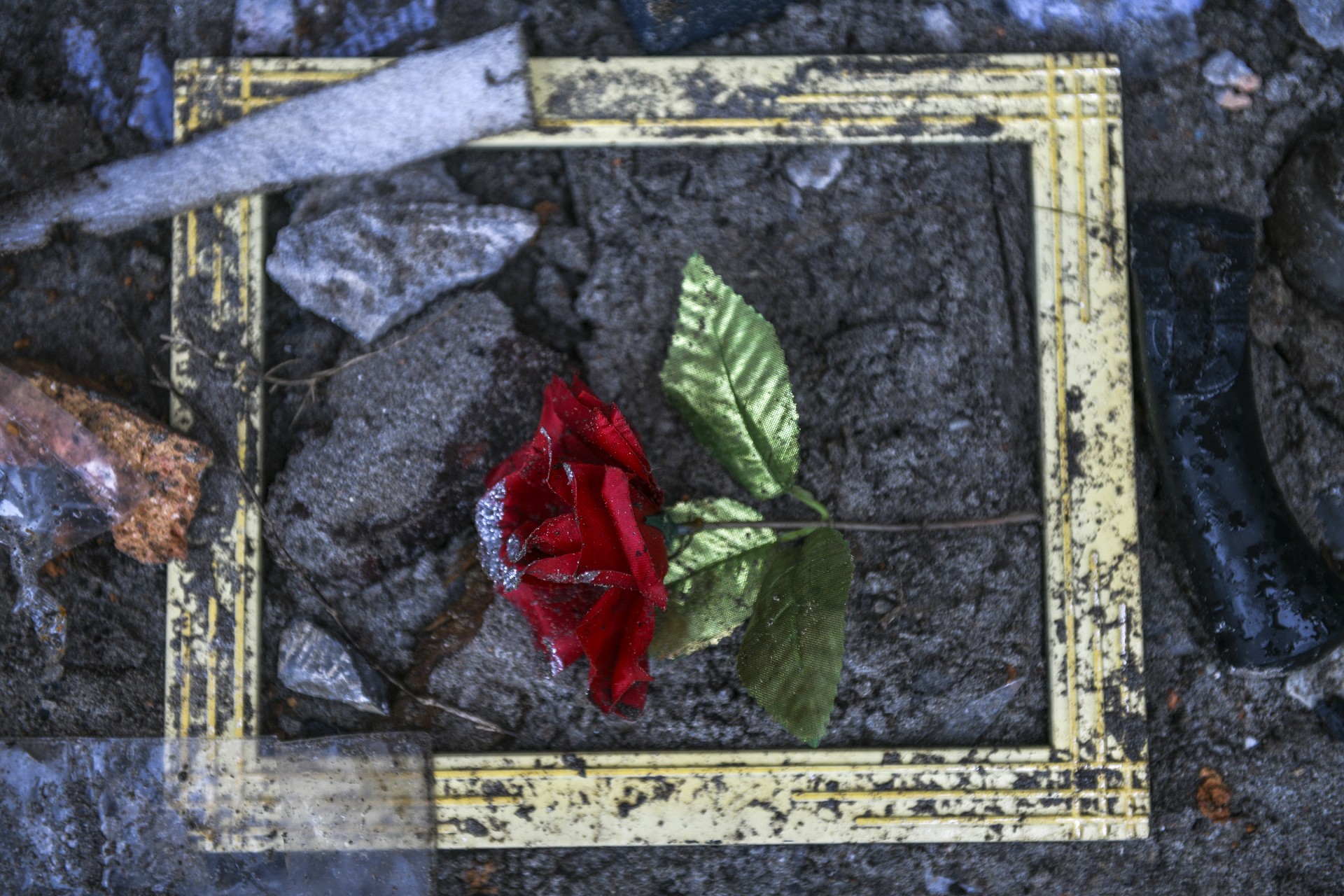 Una rosa artificial se ve en el piso afuera de una casa derrumbada en Rajabasa, en la provincia de Lampung, el 25 de diciembre de 2018.