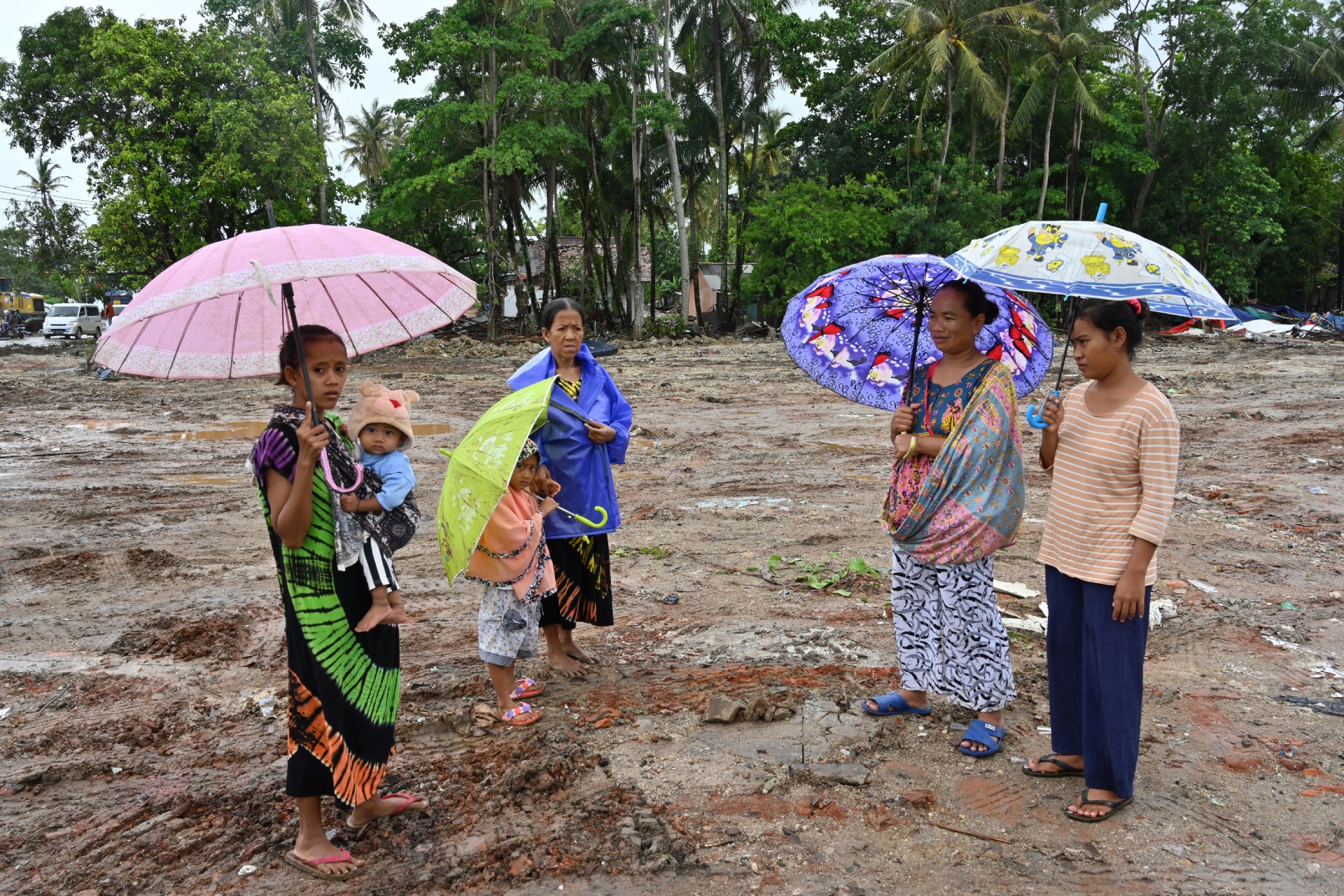 Los sobrevivientes se ubican en un área afectada por el tsunami en la aldea de Sumber Jaya en Sumur, Pandeglang, provincia de Banten, el 25 de diciembre de 2018.