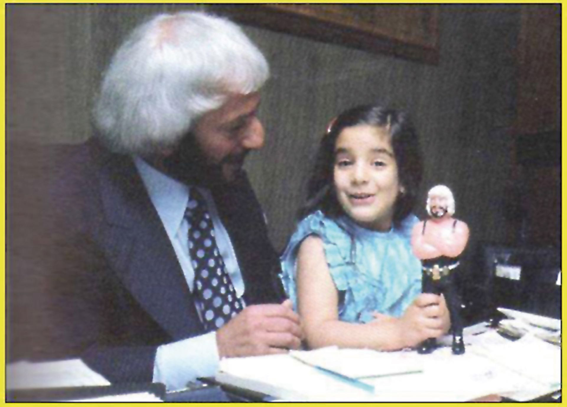 Martín Karadagian y Paulina con el muñeco de su papà, ídolo de Titanes en el Ring