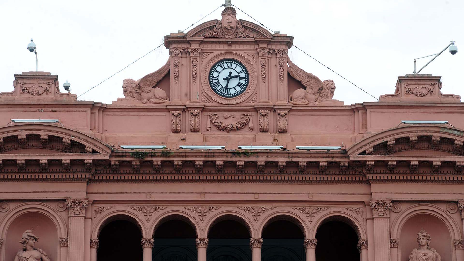 El reloj tiene una diámetro de 1,2 metros y funciona con un controlador por GPS de alta presición