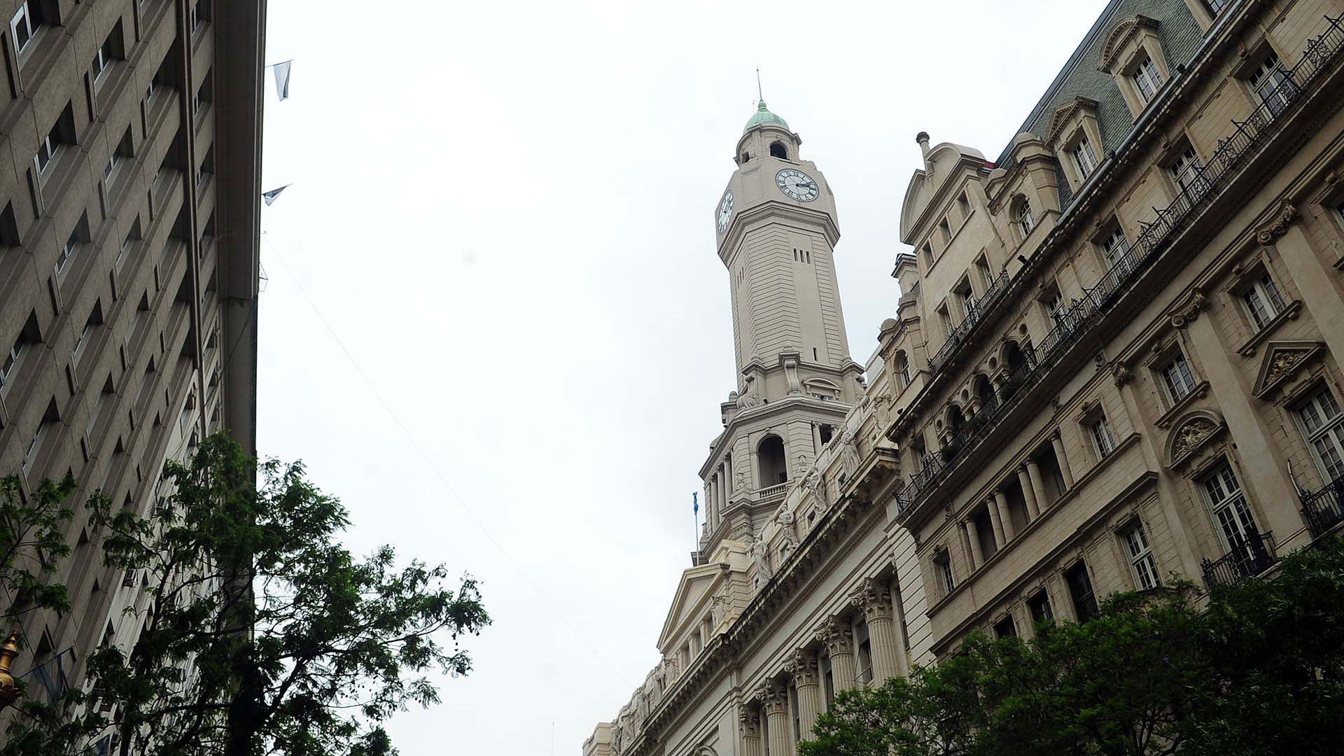 El reloj de la Legislatura de la Ciudad de Buenos Aires compite por su dimensión con el de la Torre Monumental en el barrio de Retiro