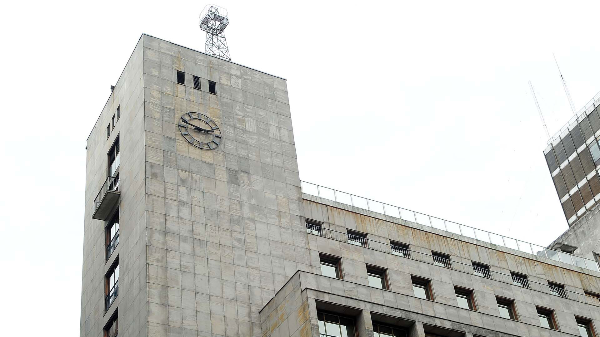 El tercer reloj más alto de la ciudad asume un estilo sobrio, afín a una corriente racionalista de la arquitectura de posguerra