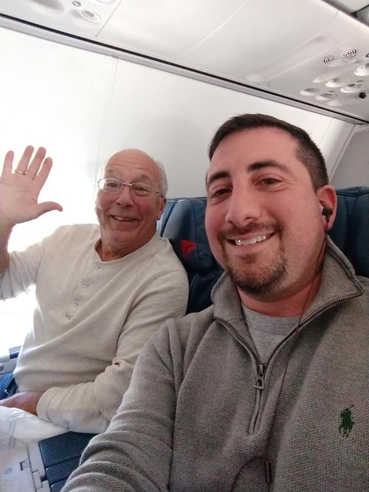 Aunque a ratos se le hizo difícil, el señor Hal Vaughan se subió a todos los vuelos en los que trabajó su hija (Foto: Facebook Mike Levy)