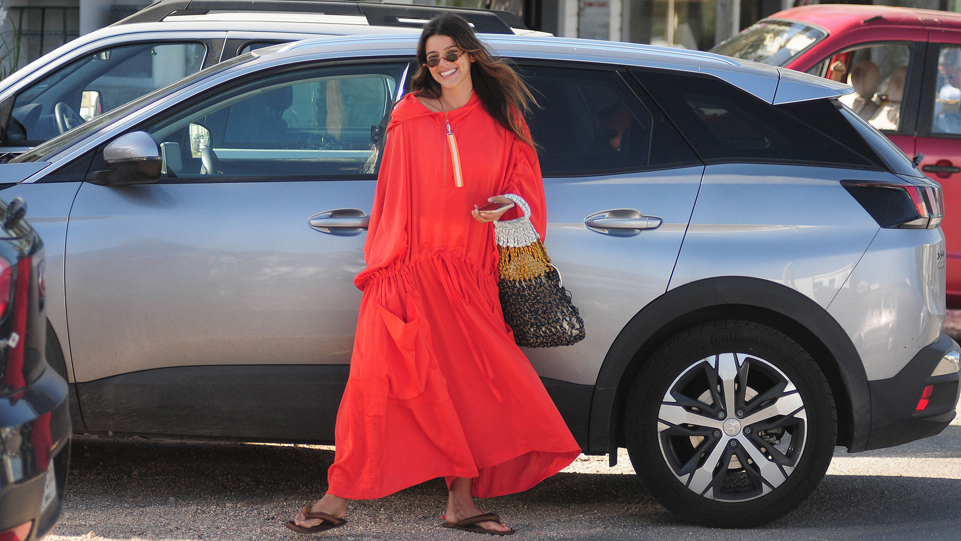 Con un maxi vestido rojo paseó por las calles de Punta del Este(GM Press)