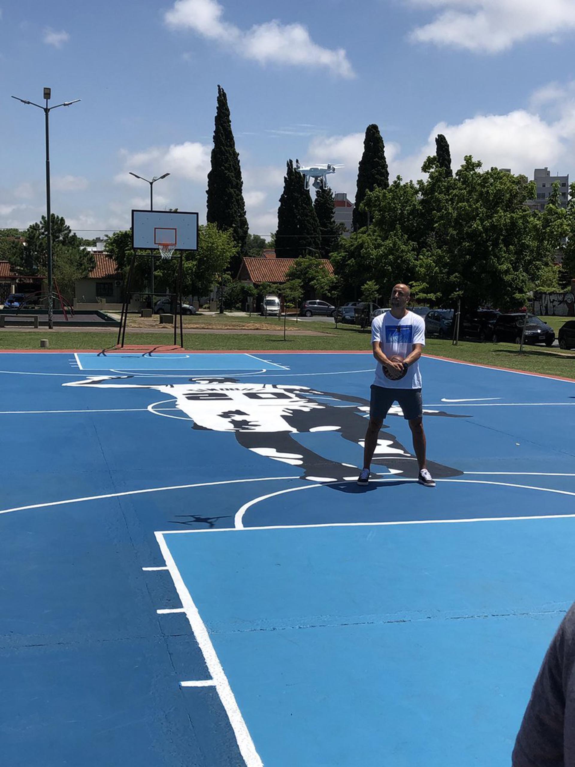 Ginóbili visitó un mural de él que realizaron en una plaza de Saavedra
