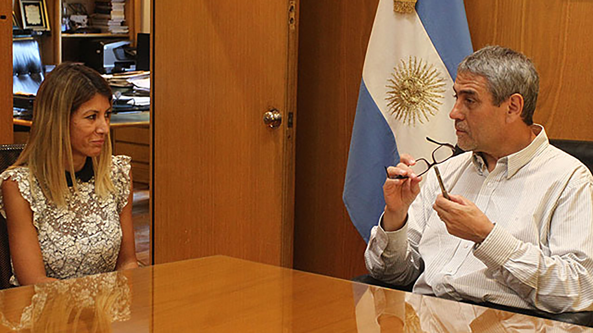 Jorge Ferraresi con Geraldine García, nombrada al frente de la Oficina de Transparencia.