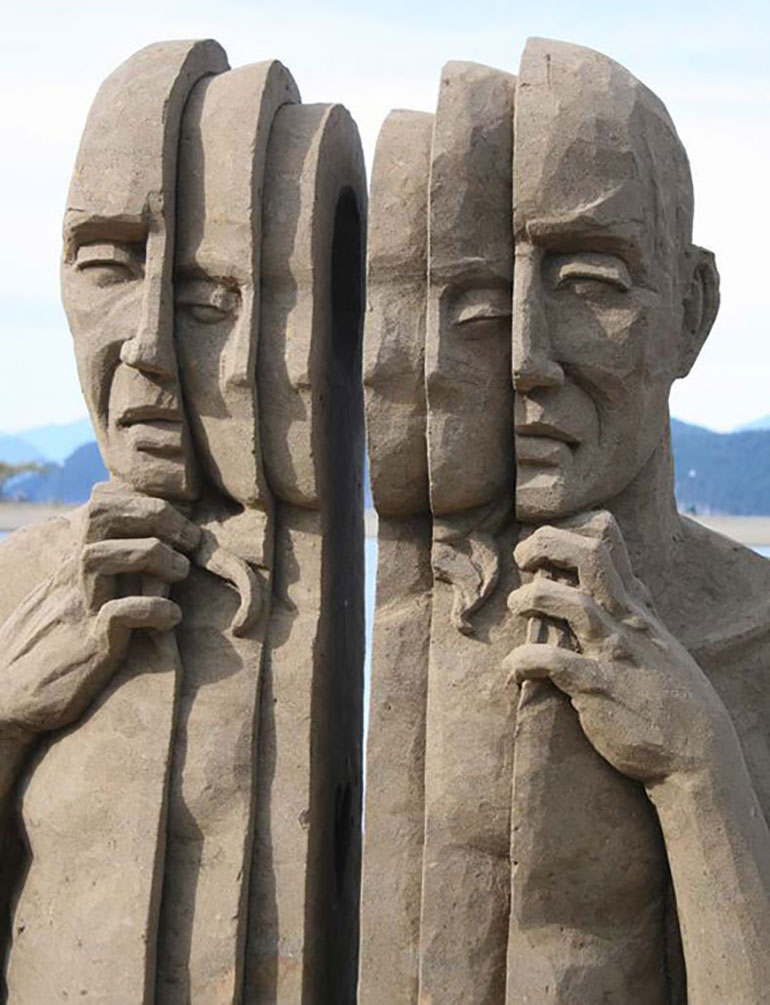 Uno de los hombres fragmentados de Leo Vinci, emplazado en un espacio público. La escultura de Cristina Fernández es similar y más pequeña en tamaño.