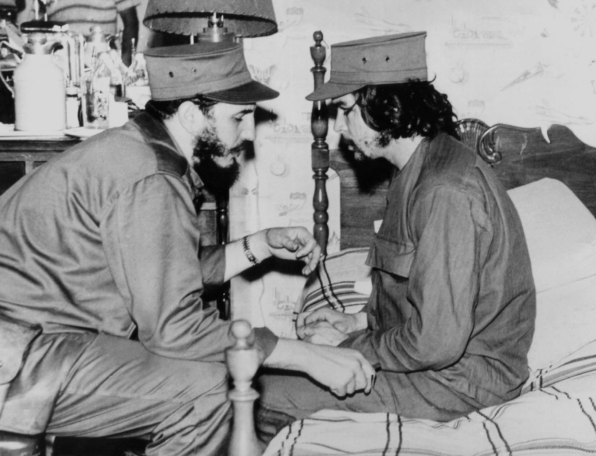 Fidel Castro y el “Che” Guevara, conversan en un cuartel de La Habana después del triunfo de la revolución