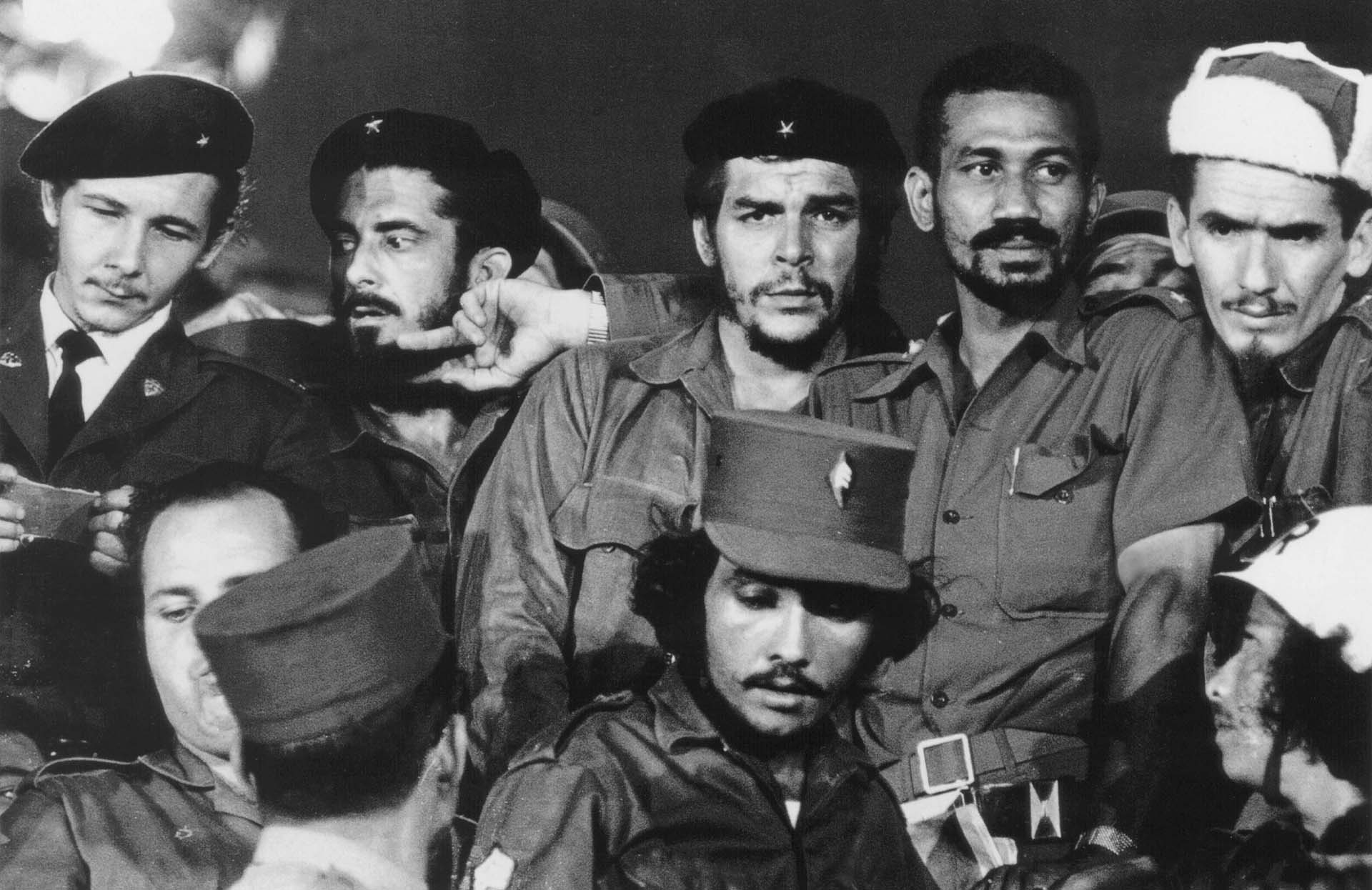Una fotografía de 1959 donde se ve a los comandantes revolucionarios Raul Castr, Antonio Nuñez Jimenez, Ernesto “Che” Guevara, Juan Almeida y Ramiro Valdes en La Habana.