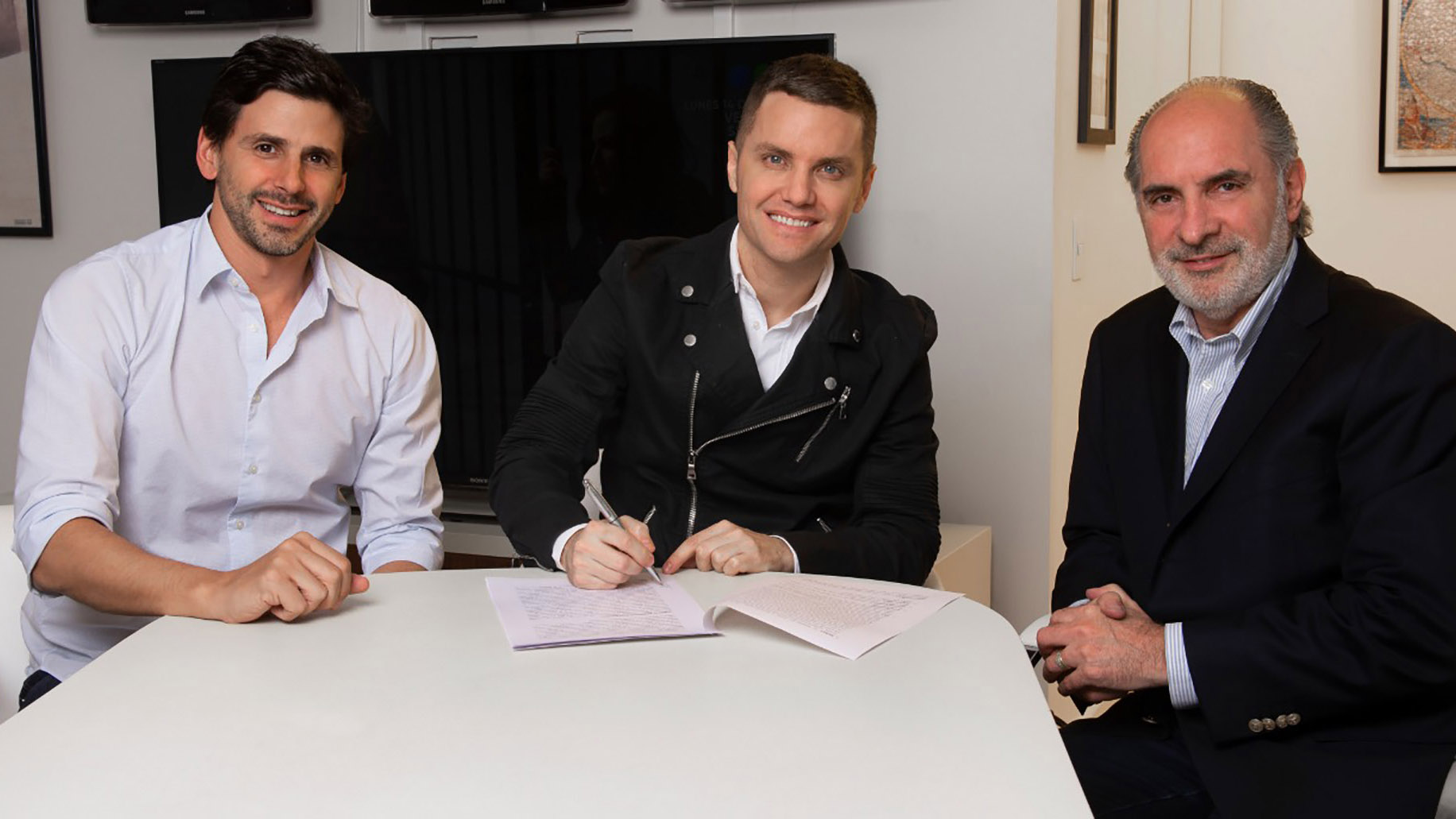 Dario Turovelzky junto a Santiago del Moro y Guillermo Campanini en la firma del contrato.