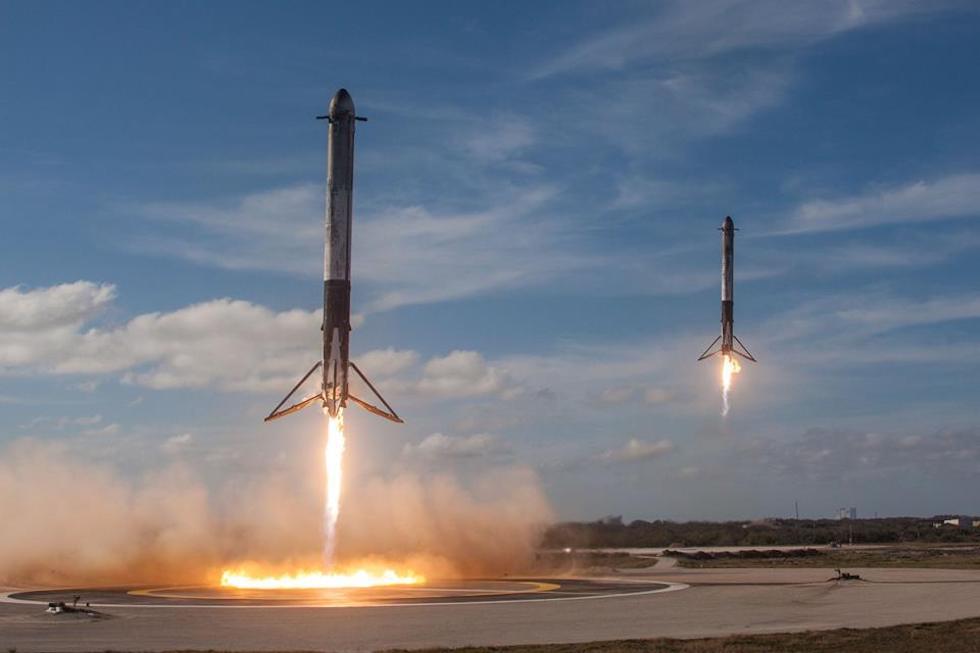 Dos propulsores del cohete Falcon Heavy vuelven a aterrizar tras el histórico lanzamiento del pasado 6 de febrero (SpaceX)