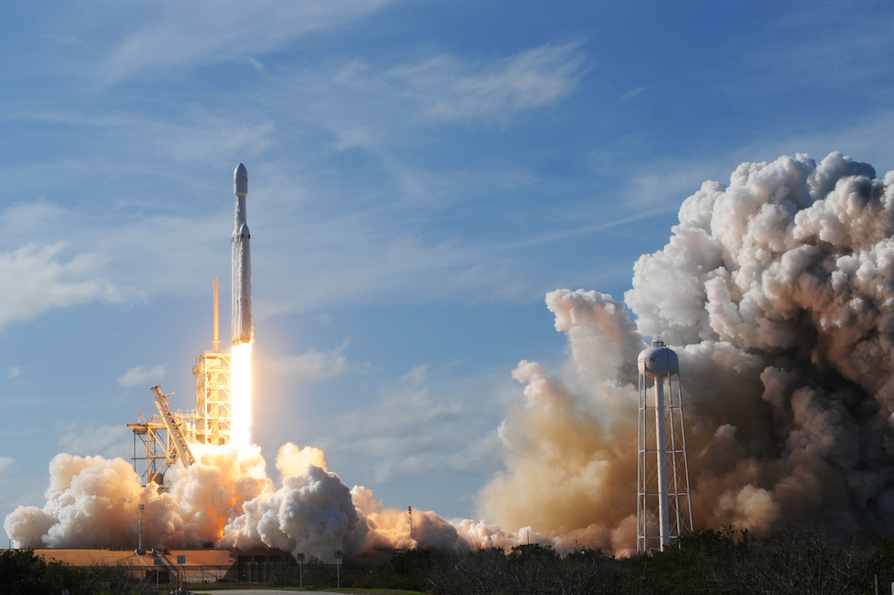 El Falcon Heavy de SpaceX, el cohete espacial más grande y poderoso del mundo, durante su primer despegue el 6 de febrero (JIM WATSON/AFP/Getty Images)