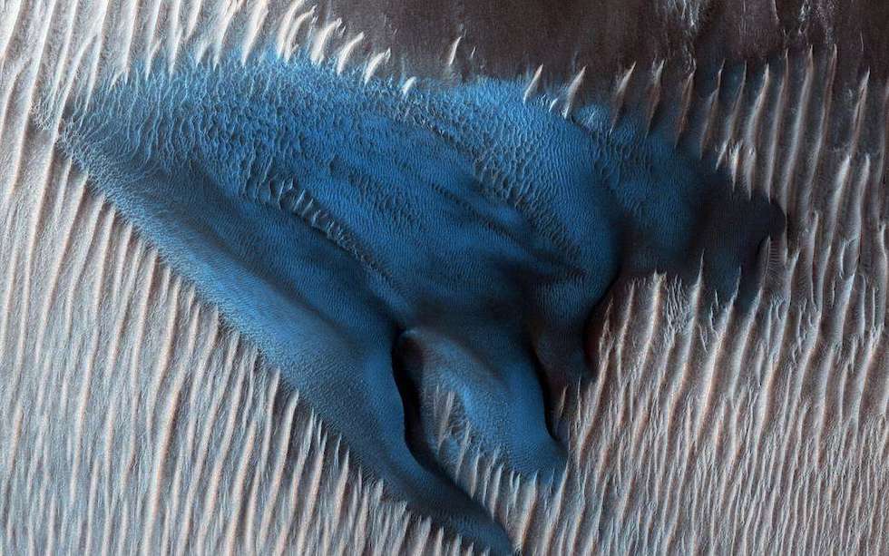 Foto tomada por el Mars Reconnaissance Orbiter (MRO) que muestra un médano en el cráter Lyot de Marte. Aparece de color azul debido a que la imagen fue editada para resaltar las diferentes partes del territorio. (NASA/JPL-Caltech/Univ. of Arizon)
