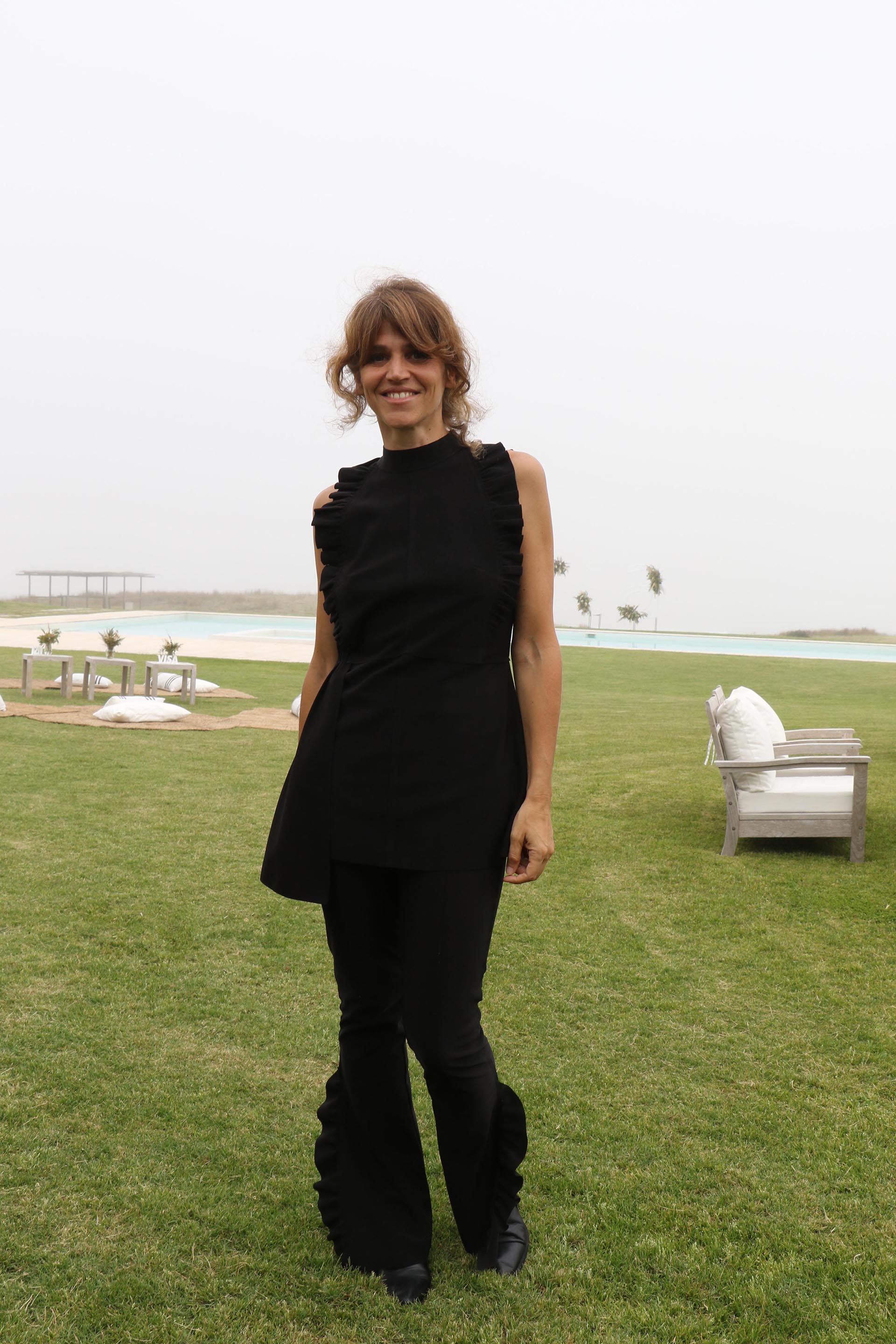 María Freytes con un estilismo negro en pleno día