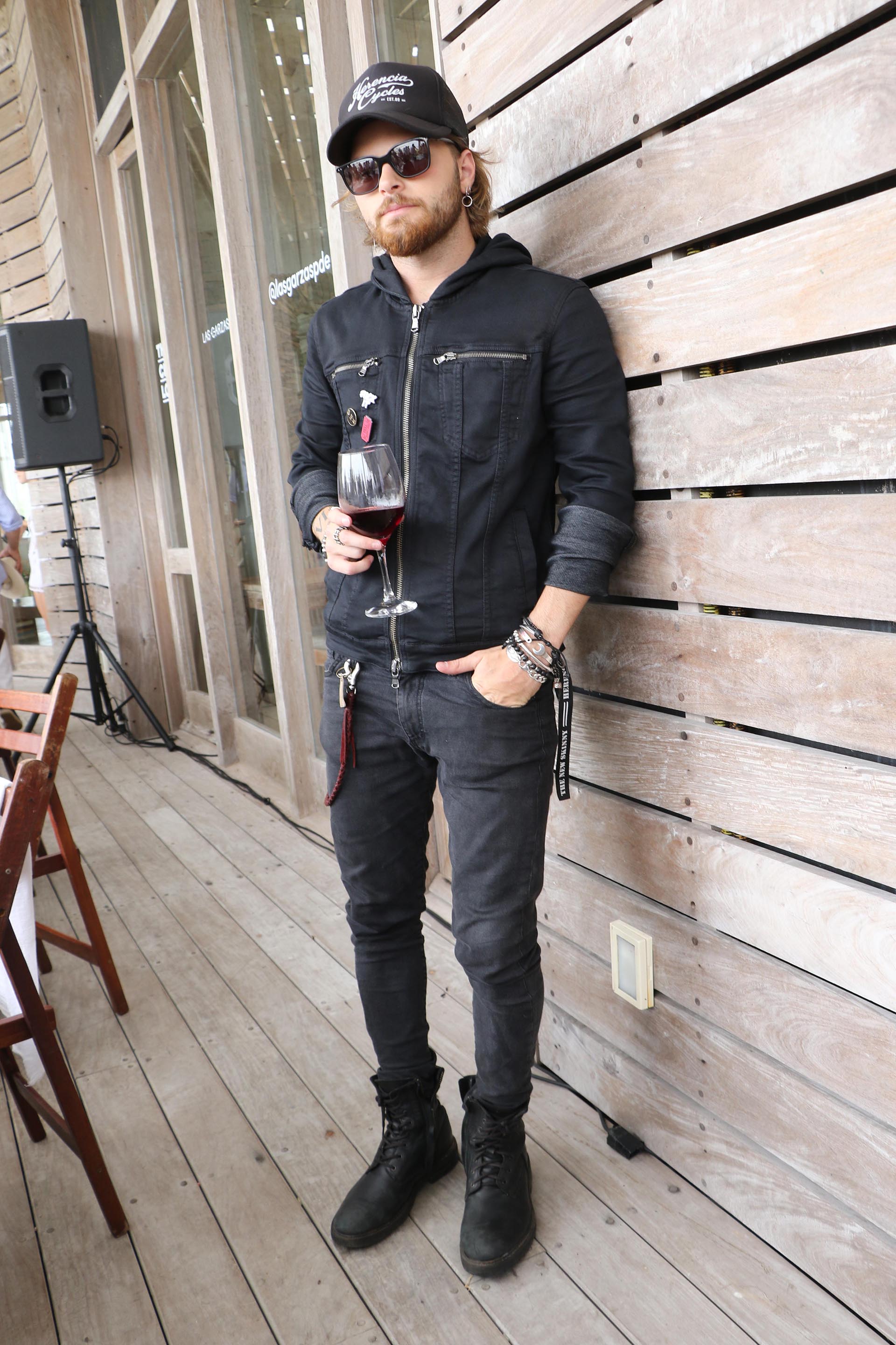 Look rocker y “total black” para Luca Bonomi, el novio de Candelaria Tinelli