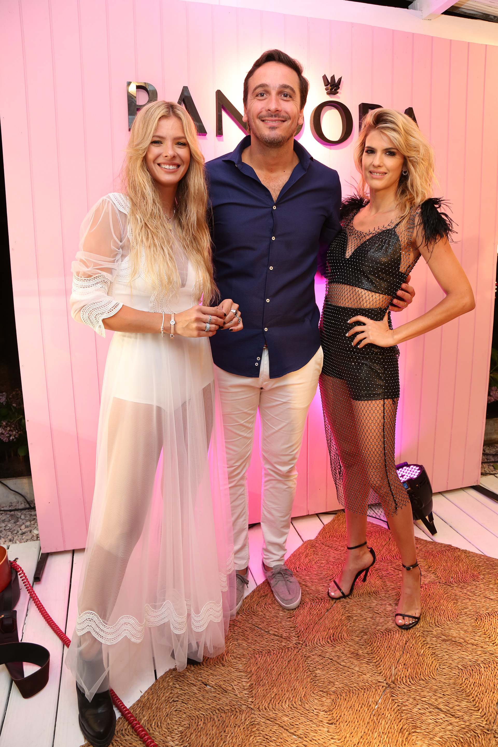 La China Suárez y María Del Cerro junto a Ezequiel Bagnardi, director de Pandora Latinoamérica